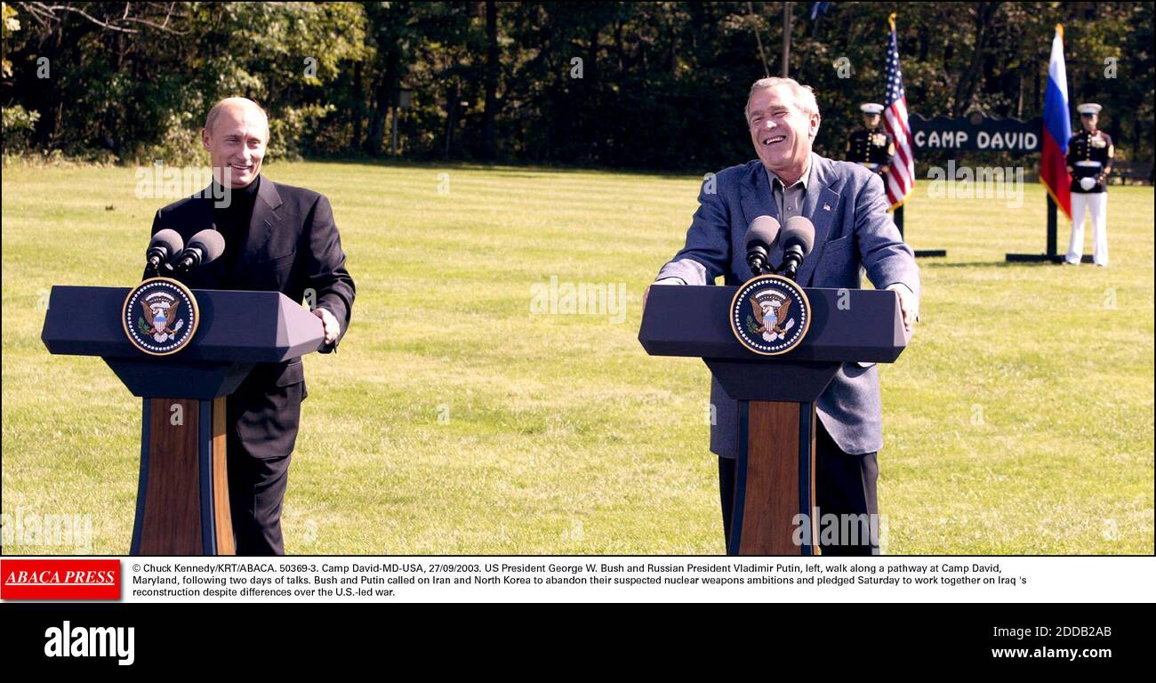 PAS DE FILM, PAS DE VIDÉO, PAS DE TV, PAS DE DOCUMENTAIRE - © CHUCK KENNEDY/KRT/ABACA. 50369-3. Camp David-MD-USA, 27/09/2003. Le président AMÉRICAIN George W. Bush et le président russe Vladimir Poutine, à leur sortie, marchent le long d'une voie à Camp David, Maryland, après deux jours de pourparlers. Bush et Poutine ont appelé l'Iran et le Nord-K Banque D'Images