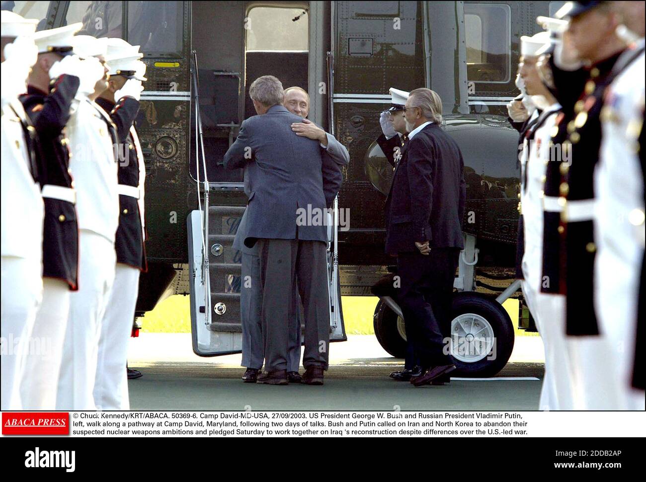 PAS DE FILM, PAS DE VIDÉO, PAS DE TV, PAS DE DOCUMENTAIRE - © CHUCK KENNEDY/KRT/ABACA. 50369-6. Camp David-MD-USA, 27/09/2003. Le président AMÉRICAIN George W. Bush et le président russe Vladimir Poutine, à leur sortie, marchent le long d'une voie à Camp David, Maryland, après deux jours de pourparlers. Bush et Poutine ont appelé l'Iran et le Nord-K Banque D'Images