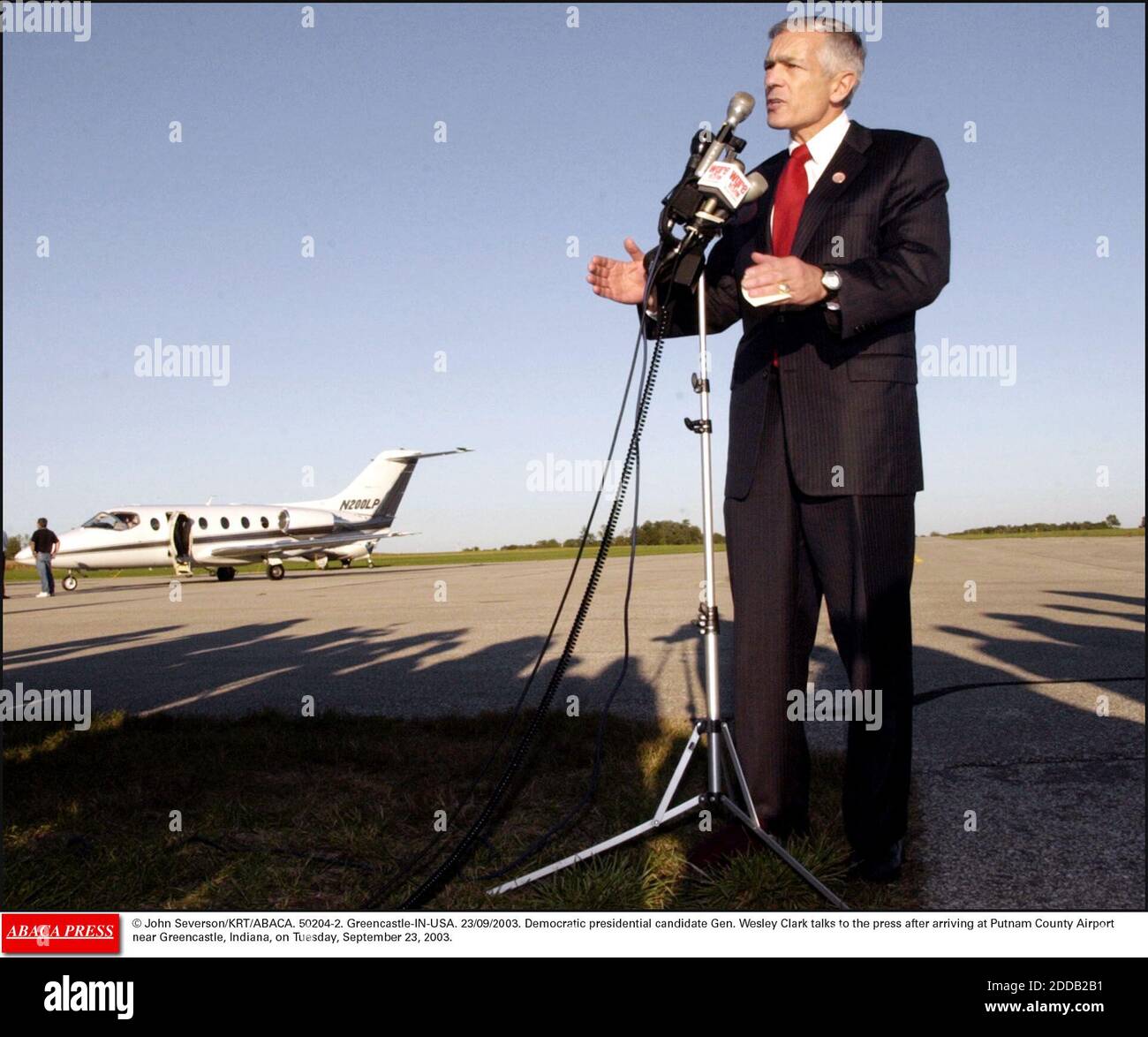 PAS DE FILM, PAS DE VIDÉO, PAS DE TV, PAS DE DOCUMENTAIRE - © JOHN SEVERSON/KRT/ABACA. 50204-2. Greencastle-IN-USA. 23/09/2003. Le candidat démocrate à la présidence, le général Wesley Clark, s'entretient avec la presse après son arrivée à l'aéroport du comté de Putnam près de Greencastle, Indiana, le mardi 23 septembre 2003. Banque D'Images