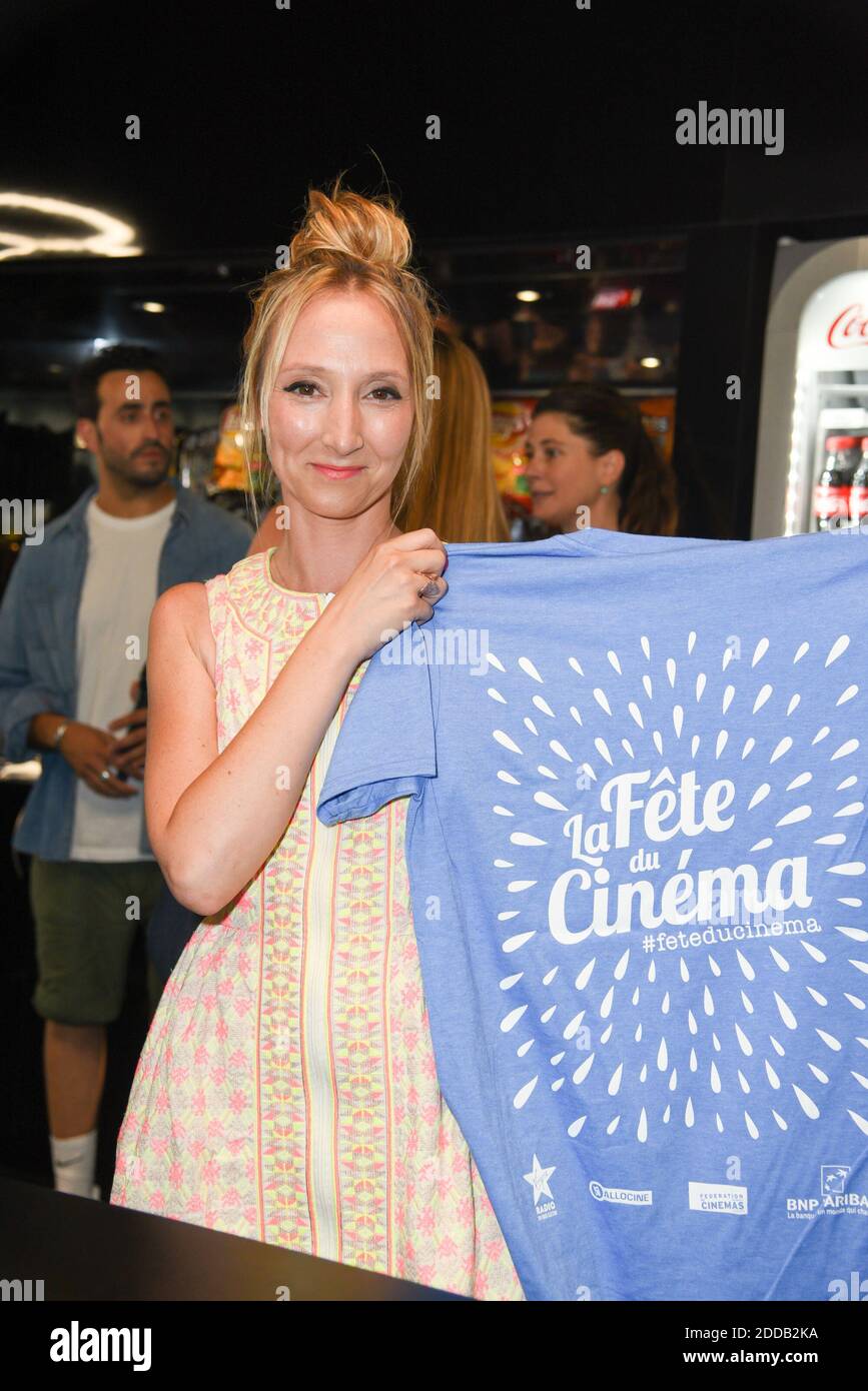 Audrey Lamy envoie des billets pour le lancement de la tête du cinéma au cinéma CGR Paris Lilas, à Paris, France, le 1er juillet 2018. Photo de Mireille Ampilhac/ABACAPRESS.COM Banque D'Images