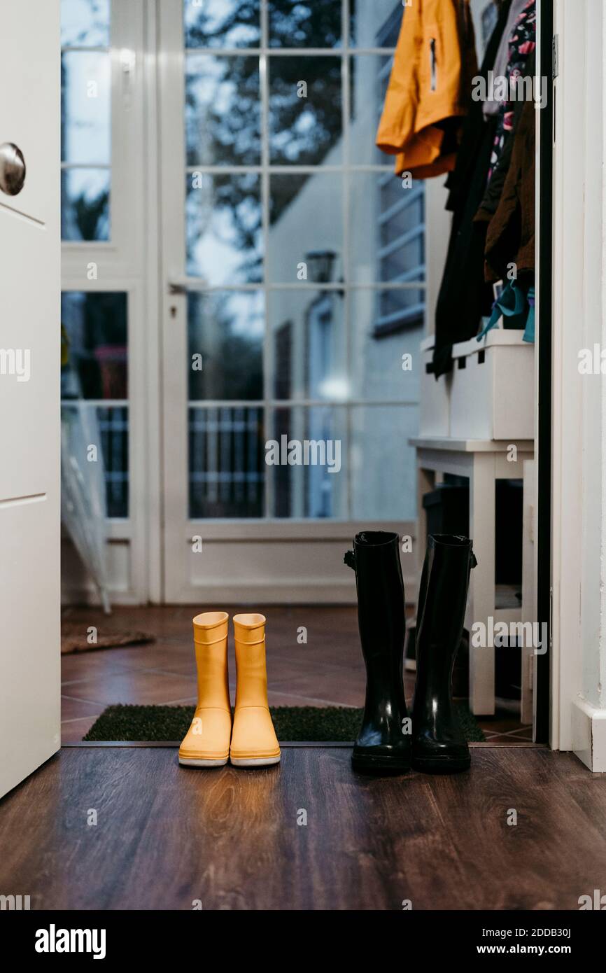Bottes de saut de couleur jaune et noire sur la porte à la maison Banque D'Images