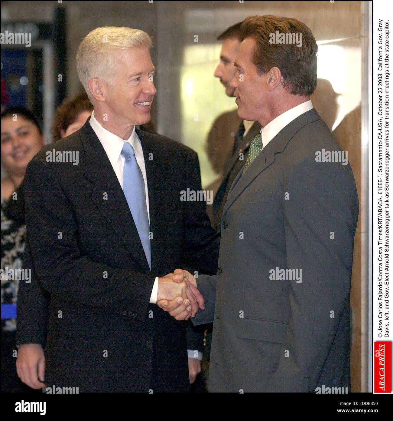 PAS DE FILM, PAS DE VIDÉO, PAS de TV, PAS DE DOCUMENTAIRE - © Jose Carlos Fajardo/Contra Costa Times/KRT/ABACA. 51655-1. Sacramento-CA-USA, octobre 23 2003. Gov. Californie Gray Davis, à gauche, et Gov.-Elect Arnold Schwarzenegger parlent alors que Schwarzenegger arrive pour les réunions de transition au capitole de l'État. Banque D'Images