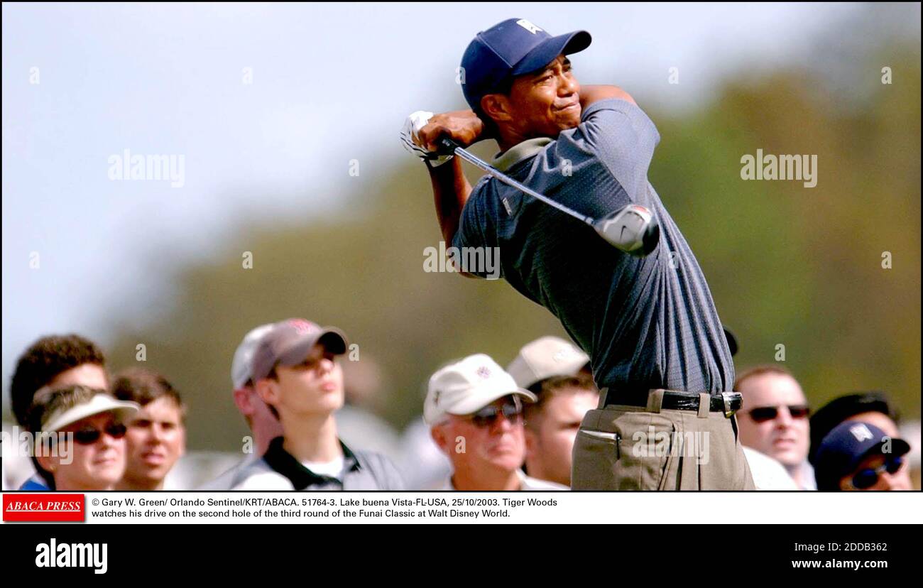 PAS DE FILM, PAS DE VIDÉO, PAS de TV, PAS DE DOCUMENTAIRE - © Gary W. Green/ Orlando Sentinel/KRT/ABACA. 51764-3. Lake buena Vista-FL-USA, 25/10/2003. Tiger Woods observe son parcours sur le deuxième trou du troisième tour du Funal Classic à Walt Disney World. Banque D'Images