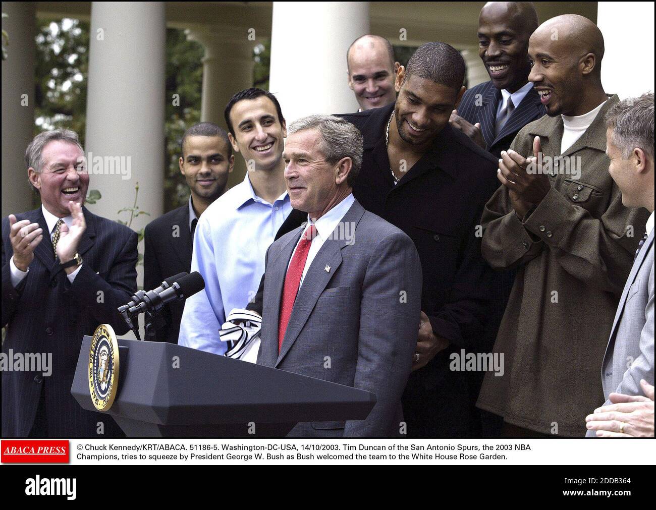 PAS DE FILM, PAS DE VIDÉO, PAS DE TV, PAS DE DOCUMENTAIRE - © CHUCK KENNEDY/KRT/ABACA. 51186-5. Washington-DC-USA, 14/10/2003. Tim Duncan, des San Antonio Spurs, les champions de la NBA 2003, tente de serrer la pression du président George W. Bush alors que Bush a accueilli l'équipe à la White House Rose Garden. Banque D'Images