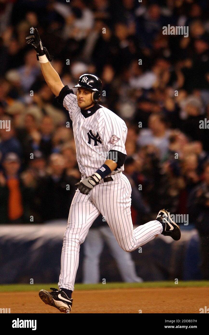 PAS DE FILM, PAS DE VIDÉO, PAS DE TV, PAS DE DOCUMENTAIRE - © DAVID L. PORKRESS/NEWSDAY/KRT/ABACA. 51355. New York City-NY-USA, 16/10/2003. Aaron Boone, de New York, fait la fête avec ses bras lorsqu'il se rend sur les bases après sa victoire remportée par le jeu homerun dans les Yankees 6-5 sur le Boston Red Sox dans le 11-inn Banque D'Images