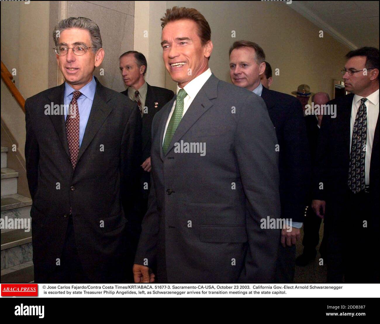 PAS DE FILM, PAS DE VIDÉO, PAS de TV, PAS DE DOCUMENTAIRE - © Jose Carlos Fajardo/Contra Costa Times/KRT/ABACA. 51677-3. Sacramento-CA-USA, octobre 23 2003. California Gov.-Elect Arnold Schwarzenegger est escorté par le trésorier d'Etat Philip Angelides, à gauche, alors que Schwarzenegger arrive pour les réunions de transition à la St Banque D'Images