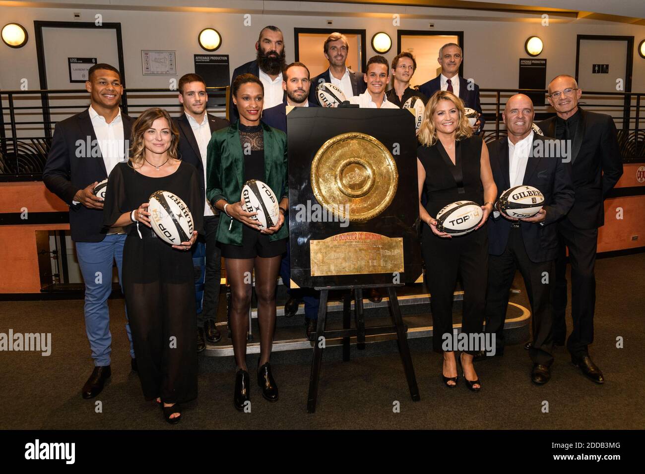 Participants spéciaux, lauréats et présentatrices (de gauche à droite) Pierre-Henry Azagoh, Laure Boulleau, Arthur Coville, Allison Pineau, Sébastien Chbal, Frédéric Michalak, Julien Benneteau, Theo Curin, Mathieu Spinosi, Astrid Bard, Alain Roche, Thomas Levet et et Laurent Weil, avant la 15e édition de la veille de l’Olympia de Paris, « la Rugby », « la Saint-Jean », à Paris, à Paris. France. 24 septembre 2018. Photo de Daniel Derajinski/ABACAPRESS.COM Banque D'Images
