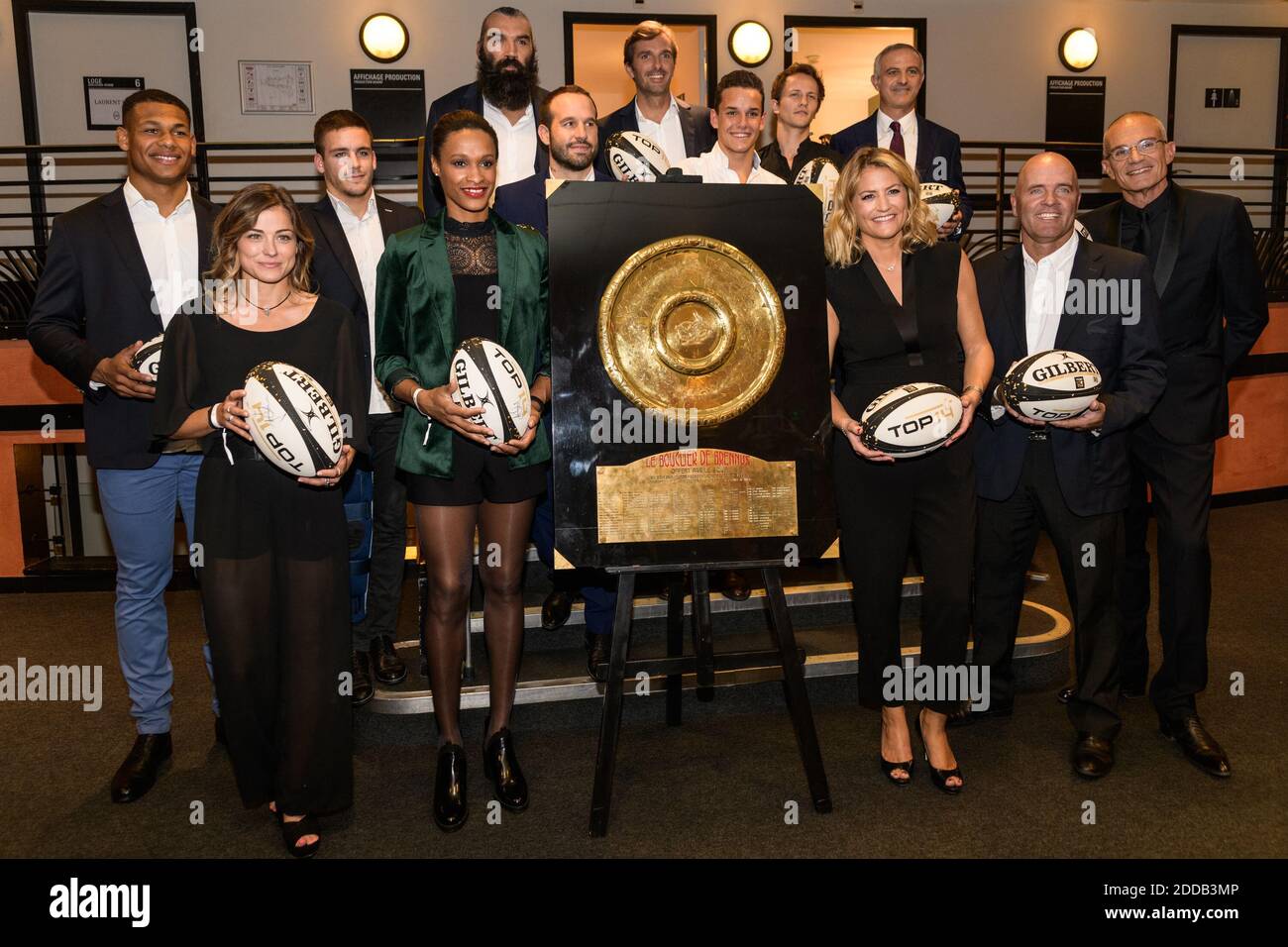 Participants spéciaux, lauréats et présentatrices (de gauche à droite) Pierre-Henry Azagoh, Laure Boulleau, Arthur Coville, Allison Pineau, Sébastien Chbal, Frédéric Michalak, Julien Benneteau, Theo Curin, Mathieu Spinosi, Astrid Bard, Alain Roche, Thomas Levet et et Laurent Weil, avant la 15e édition de la veille de l’Olympia de Paris, « la Rugby », « la Saint-Jean », à Paris, à Paris. France. 24 septembre 2018. Photo de Daniel Derajinski/ABACAPRESS.COM Banque D'Images
