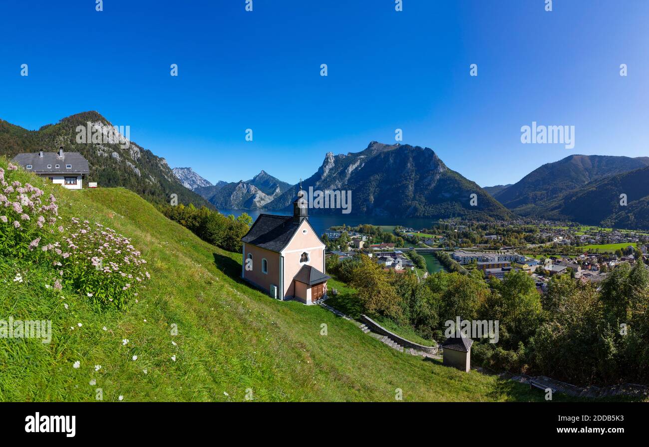 Autriche, haute-Autriche, Ebensee, Kalvarienbergkirche surplombant la ville alpine en été Banque D'Images