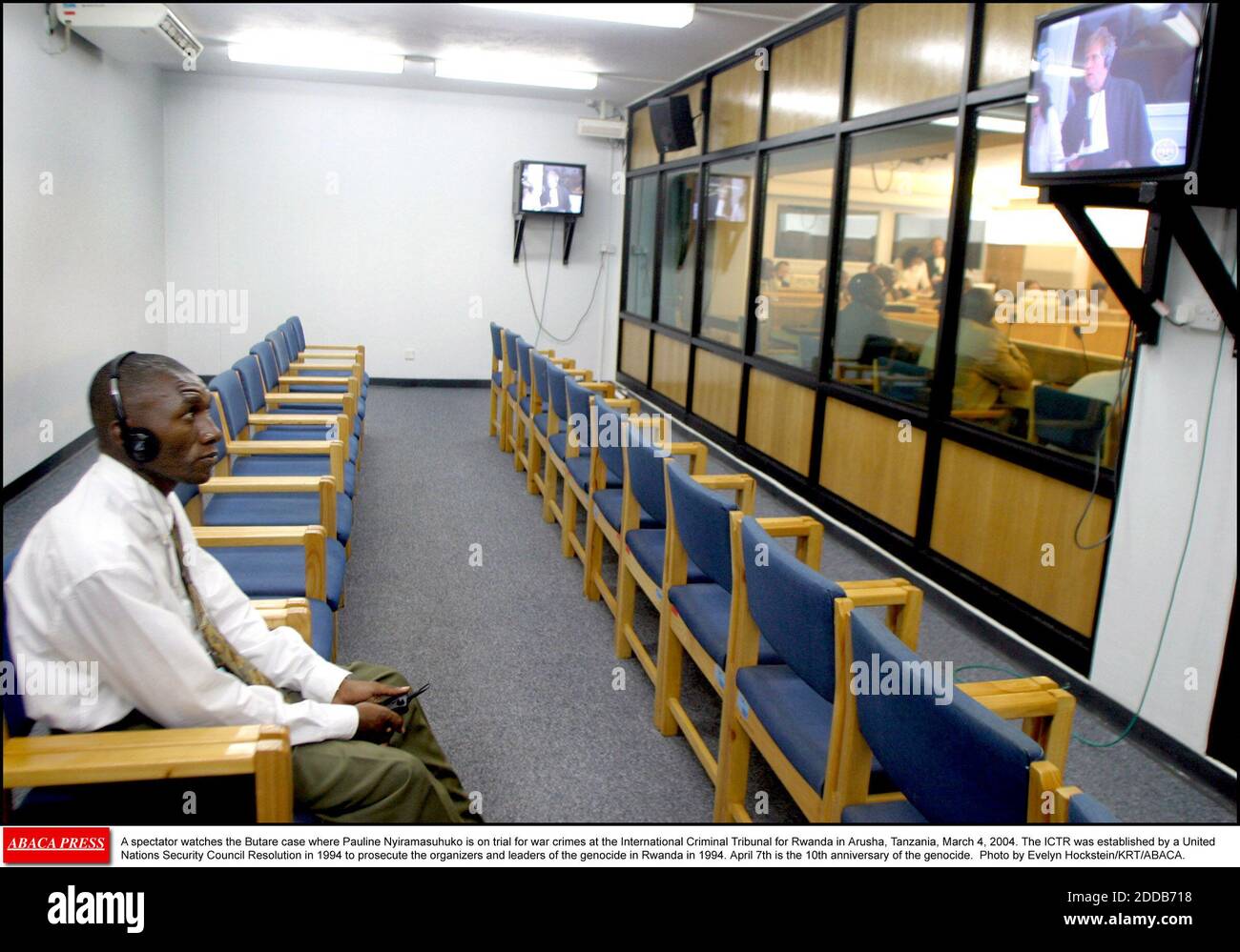 PAS DE FILM, PAS DE VIDÉO, PAS de télévision, PAS DE DOCUMENTAIRE - UN spectateur regarde l'affaire Butare où Pauline Nyiramasuhuko est jugée pour crimes de guerre au Tribunal pénal international pour le Rwanda à Arusha, Tanzanie, le 4 mars 2004. Le TPIR a été créé par une résolution du Conseil de sécurité des Nations Unies en 1994 pour poursuivre les organisateurs et les dirigeants du génocide au Rwanda en 1994. Le 7 avril est le 10e anniversaire du génocide. Photo par Evelyn Hockstein/KRT/ABACA. Banque D'Images