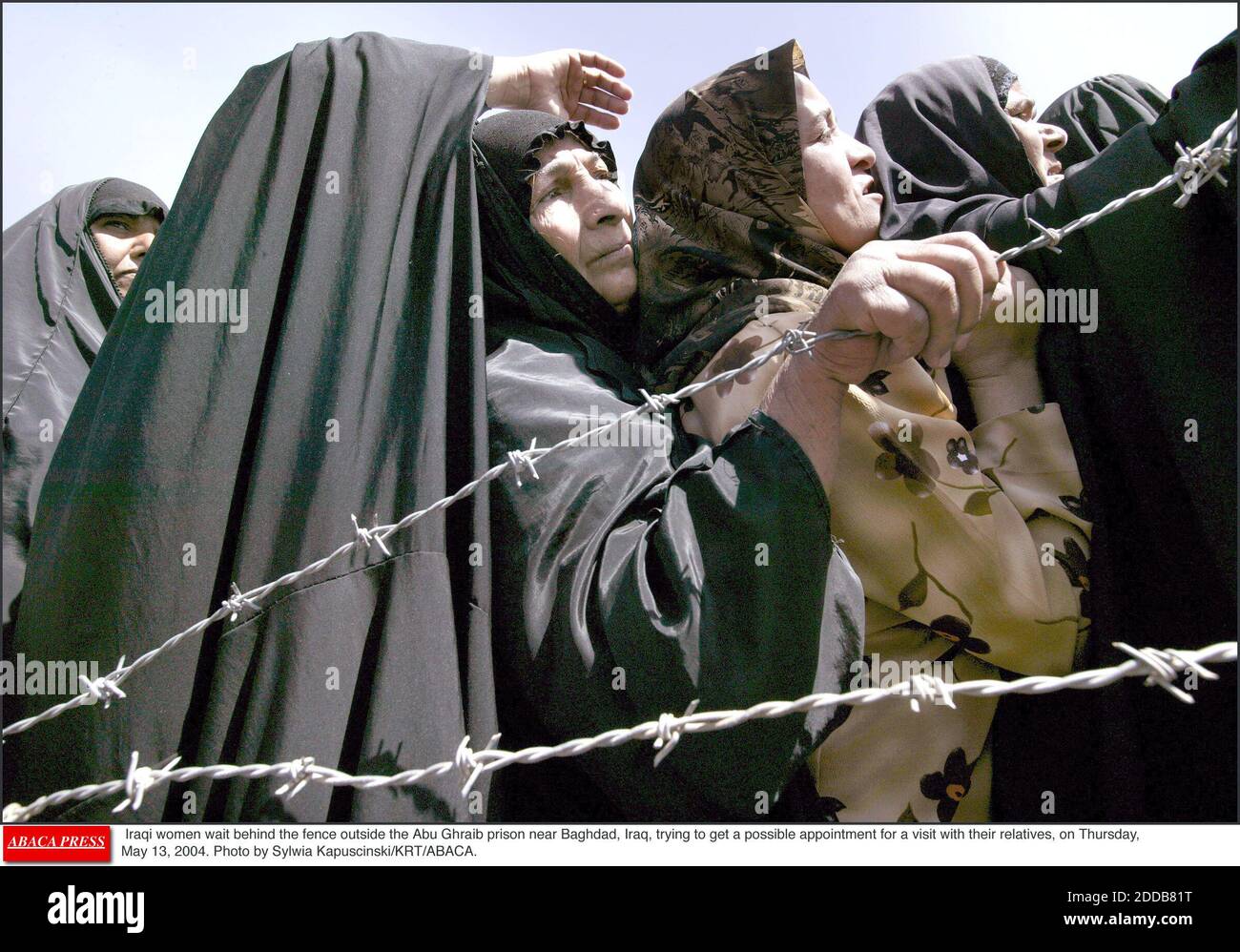 PAS DE FILM, PAS DE VIDÉO, PAS de télévision, PAS DE DOCUMENTAIRE - les femmes irakiennes attendent derrière la clôture devant la prison d'Abou Ghraib près de Bagdad, Irak, essayant d'obtenir un rendez-vous possible pour une visite avec leurs proches, le jeudi 13 mai 2004. Photo de Sylwia Kapuscinski/KRT/ABACA. Banque D'Images