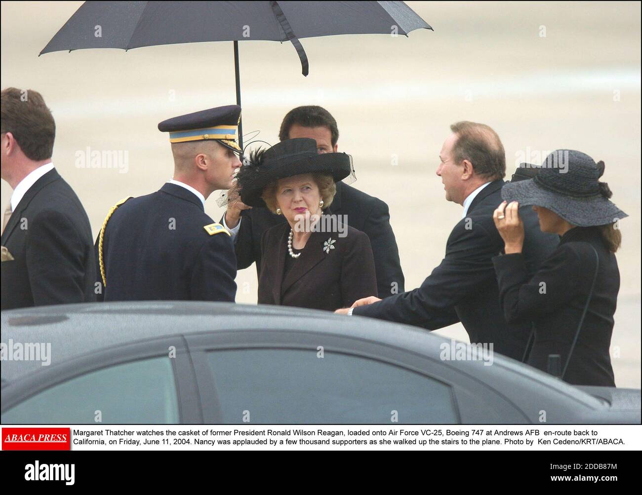 PAS DE FILM, PAS DE VIDÉO, PAS de télévision, PAS DE DOCUMENTAIRE - Margaret Thatcher regarde le dossier de l'ancien président Ronald Wilson Reagan, chargé sur Air Force VC-25, Boeing 747 à Andrews AFB en route vers la Californie, le vendredi 11 juin 2004. Nancy a été applaudie par quelques milliers de partisans alors qu'elle a marché dans les escaliers jusqu'à l'avion. Photo de Ken cedeno/KRT/ABACA. Banque D'Images