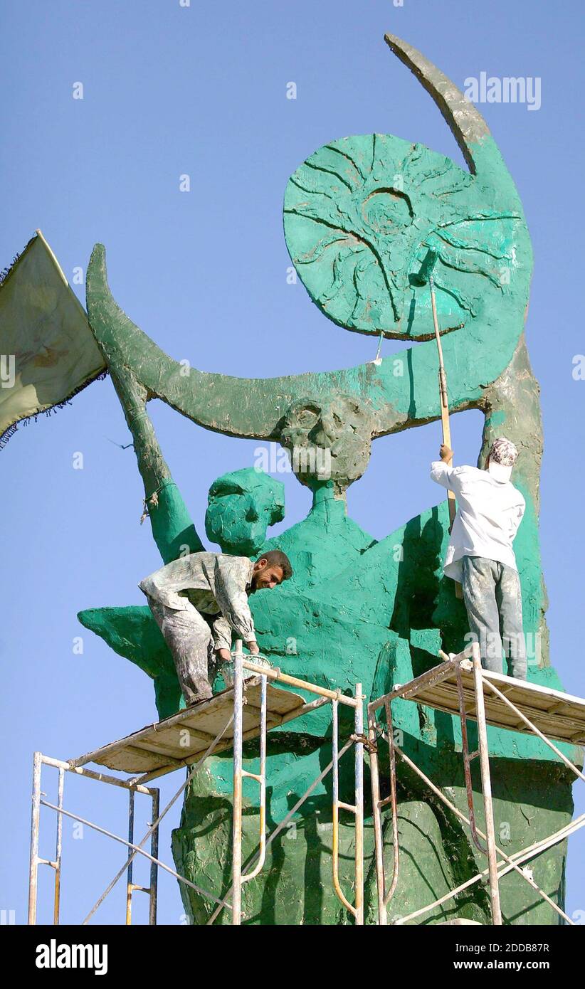 PAS DE FILM, PAS DE VIDÉO, PAS de télévision, PAS DE DOCUMENTAIRE - les travailleurs peignent la nouvelle statue de la liberté qui se dresse là où se trouvait une statue de Saddam Hussein le jeudi 1er juillet 2004 à Bagdad. Photo de Khampha Bouapheh/fort Worth Star-Telegram/KRT/ABACA. Banque D'Images