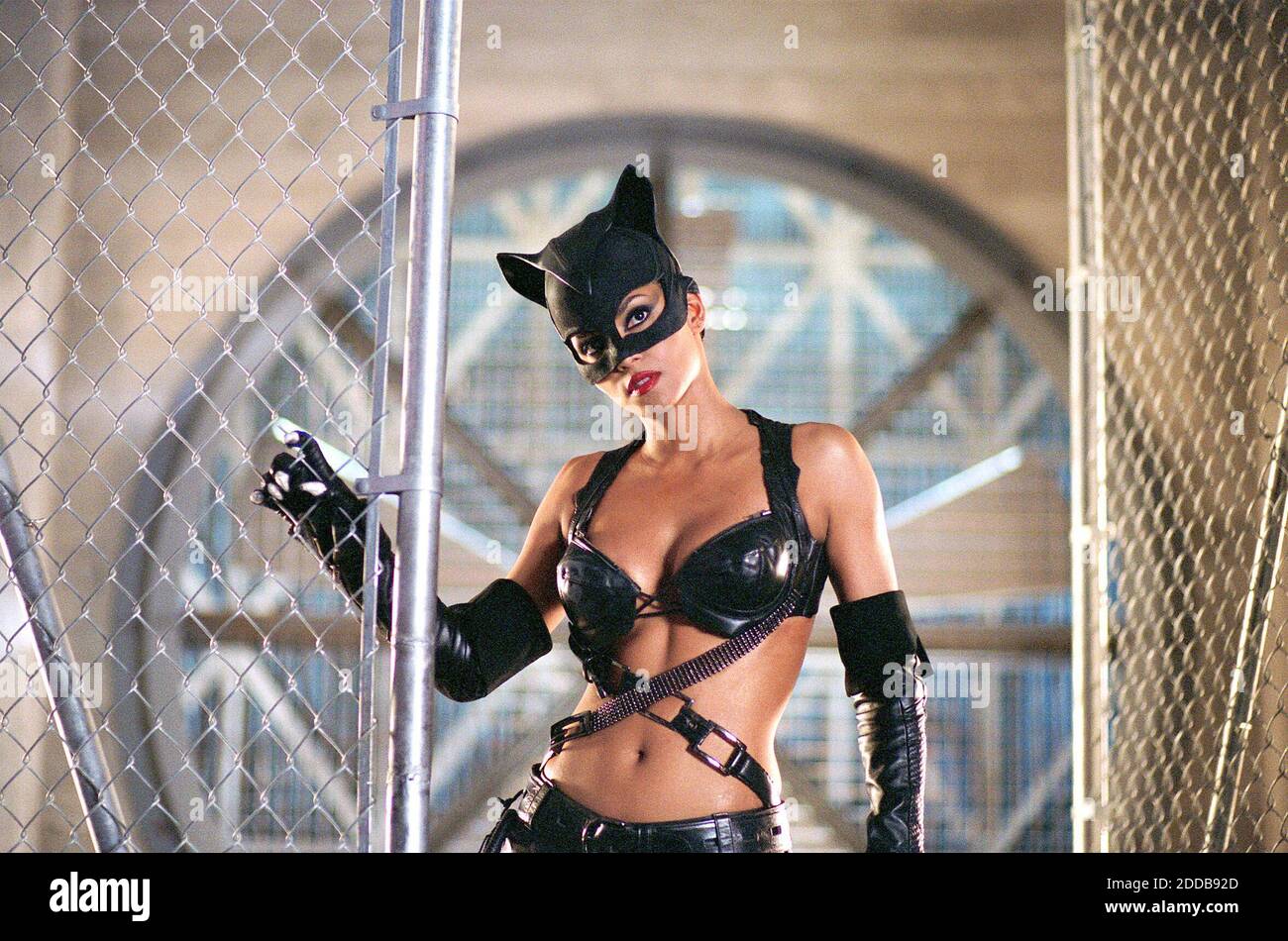 PAS DE FILM, PAS DE VIDÉO, PAS de TV, PAS DE DOCUMENTAIRE - Halle Berry stars comme Catwoman dans Warner Bros. Photos d'action aventure - Catwoman.- photo par KRT/ABACA. Banque D'Images