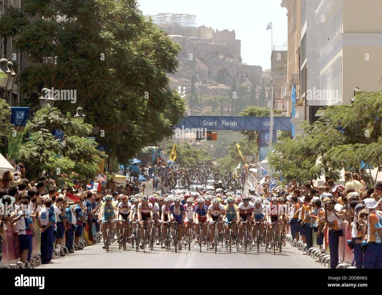 PAS DE FILM, PAS DE VIDÉO, PAS de TV, PAS DE DOCUMENTAIRE - les concurrents de la course sur route de cyclisme masculine terminent le premier tour dans les rues d'Athènes-Grèce le 14 août 2004, aux Jeux Olympiques de 2004. Photo de Karl Mondon/Contra Costa Times/KRT/ABACA. Banque D'Images