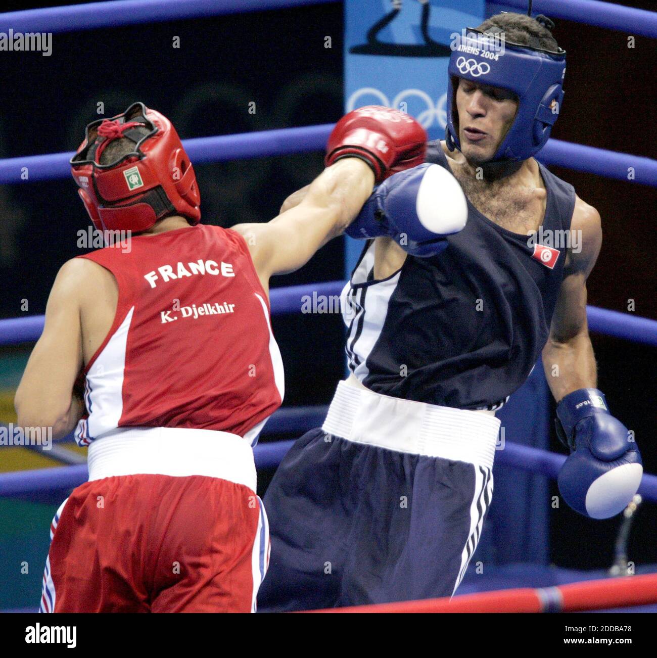 PAS DE FILM, PAS DE VIDÉO, PAS de TV, PAS DE DOCUMENTAIRE - Khedafi Djelkhir, à gauche, tente de frapper Saifeddine Nejmaoui, à droite, en Tunisie, dans le deuxième tour de leur combat pour leur poids plume 57 kg combat préliminaire au Peristeri Olympic Boxing Hall pour les Jeux Olympiques de 2004 à Athènes, le lundi 16 août, Banque D'Images