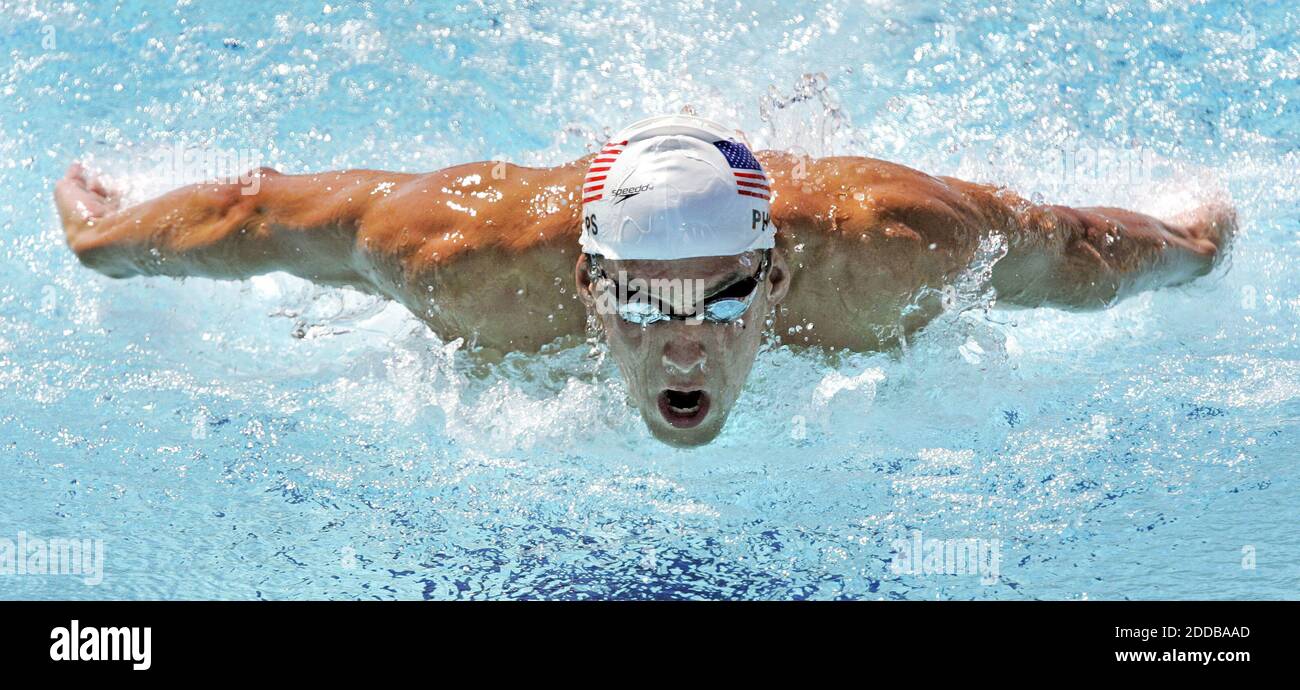 PAS DE FILM, PAS DE VIDÉO, PAS de TV, PAS DE DOCUMENTAIRE - le nageur américain Michael Phelps a terminé premier dans sa chaleur préliminaire dans le medley individuel hommes de 200 m mercredi, le 18 août 2004, au Centre aquatique olympique d'Athènes. Phelps s'est qualifié avec un 2:00.01 temps et fera de nouveau course dans la demi-finale de ce soir. PH Banque D'Images