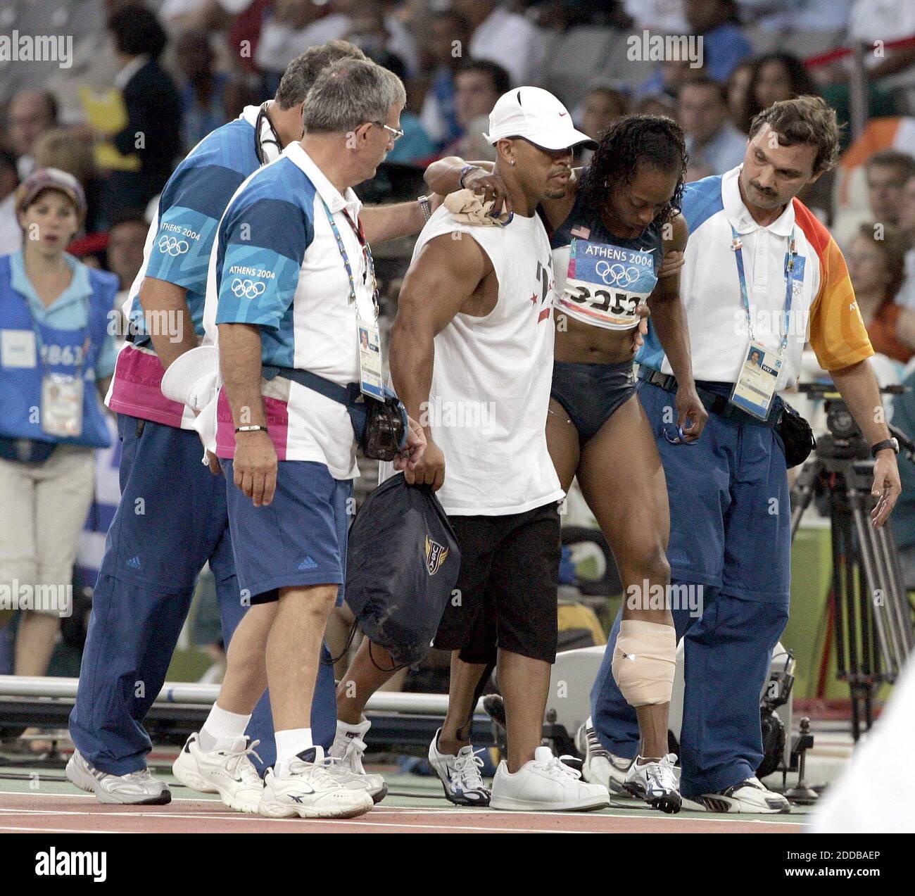 PAS DE FILM, PAS DE VIDÉO, PAS de télévision, PAS DE DOCUMENTAIRE - Gail Devers des États-Unis est aidé hors de la piste après avoir chuté dans les 100 mètres haies qualifications aux Jeux Olympiques de 2004 le dimanche 22 août, 2004. Photo de Ron Cortes/Philadelphia Inquirer/KRT/ABACA Banque D'Images