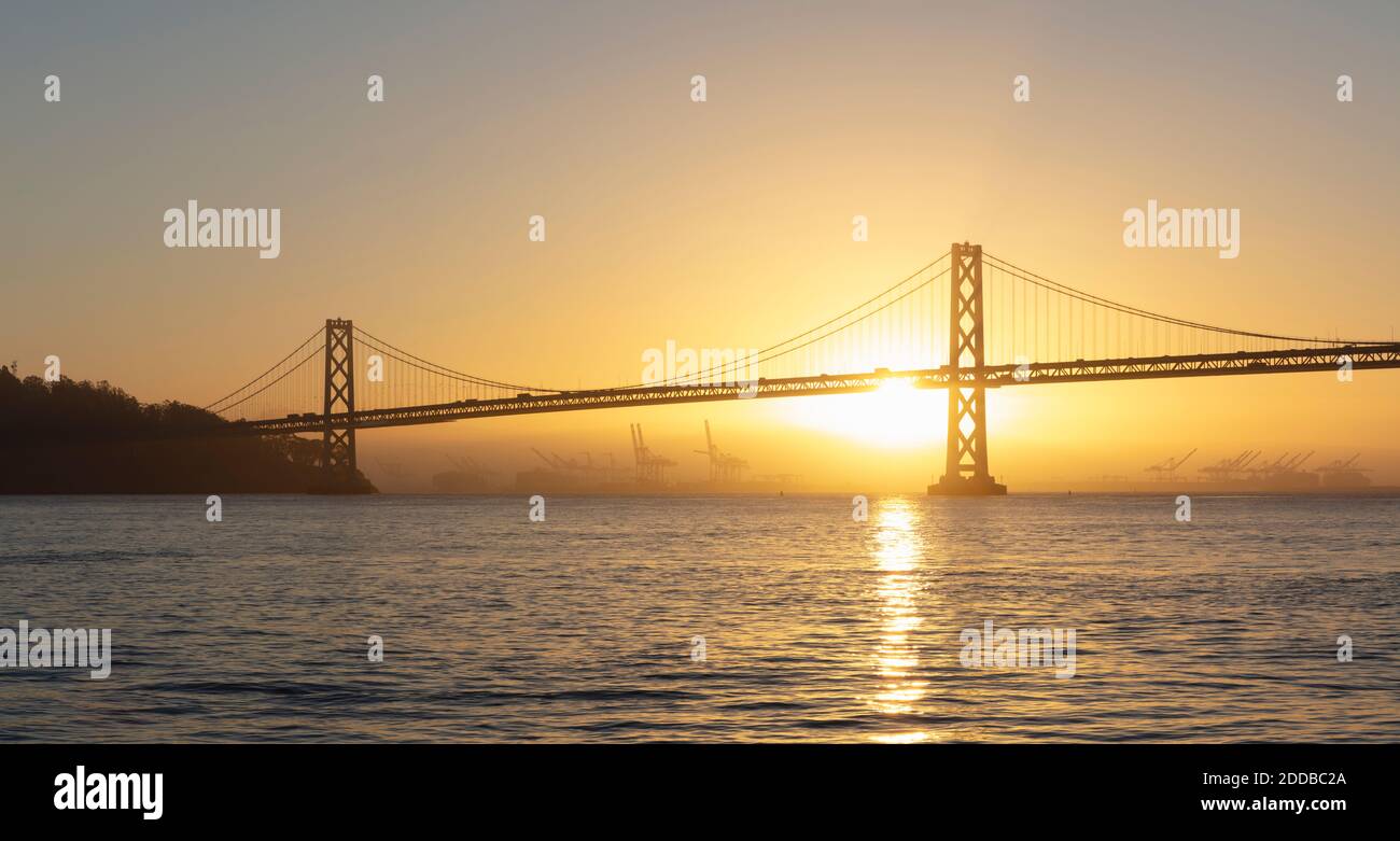 Lever de soleil derrière le pont d'Oakland Bay à San Francisco, Californie, États-Unis Banque D'Images