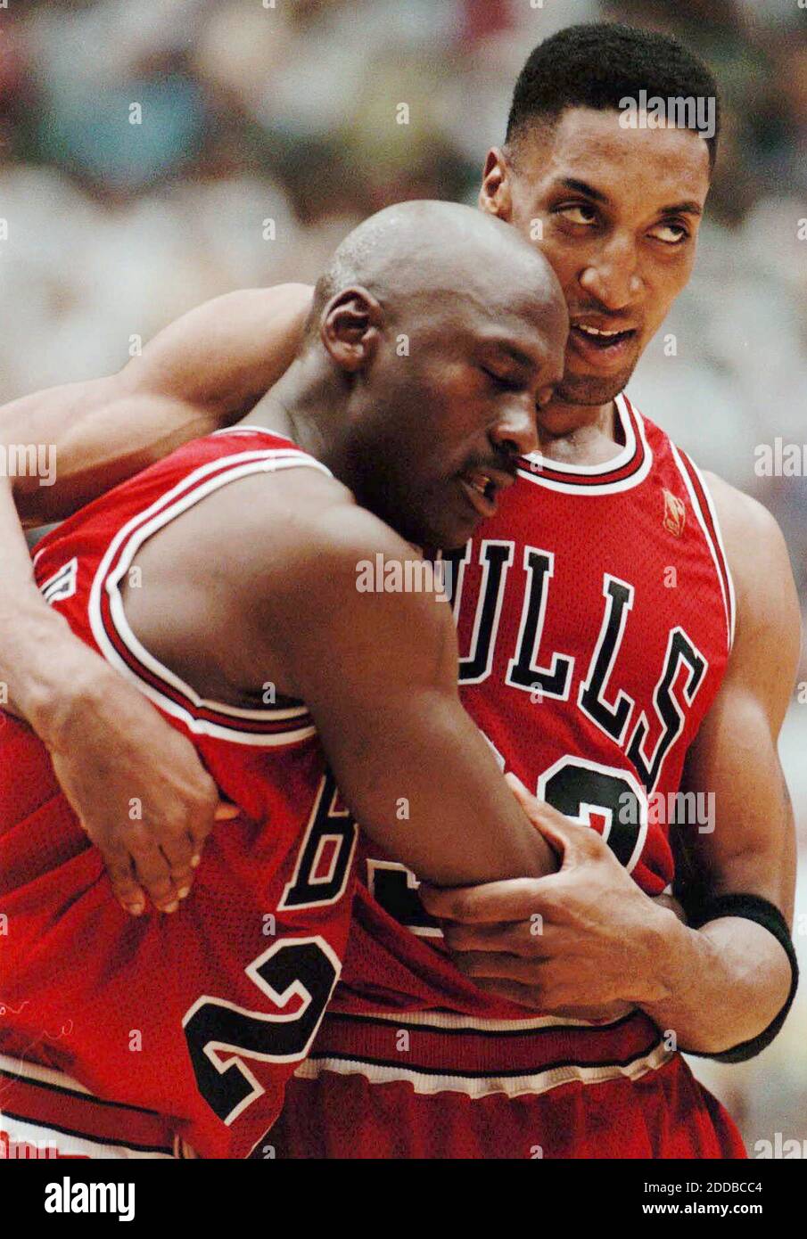 PAS DE FILM, PAS DE VIDÉO, PAS de TV, PAS DE DOCUMENTAIRE - Chicago Bulls Guard Michael Jordan (23), à gauche, est assistant par le coéquipier Scottie Pippen dans les moments de clôture du match cinq des finales de la NBA mercredi, 11 juin 1997, au Delta Center à Salt Lake City, Utah. La Jordanie, considérée comme le plus grand joueur de l'histoire du basket-ball professionnel, devrait annoncer sa retraite le mercredi 13 janvier 1999. Photo de Nuccio Dinuzzo/Chicago Tribune/KRT/ABACA Banque D'Images