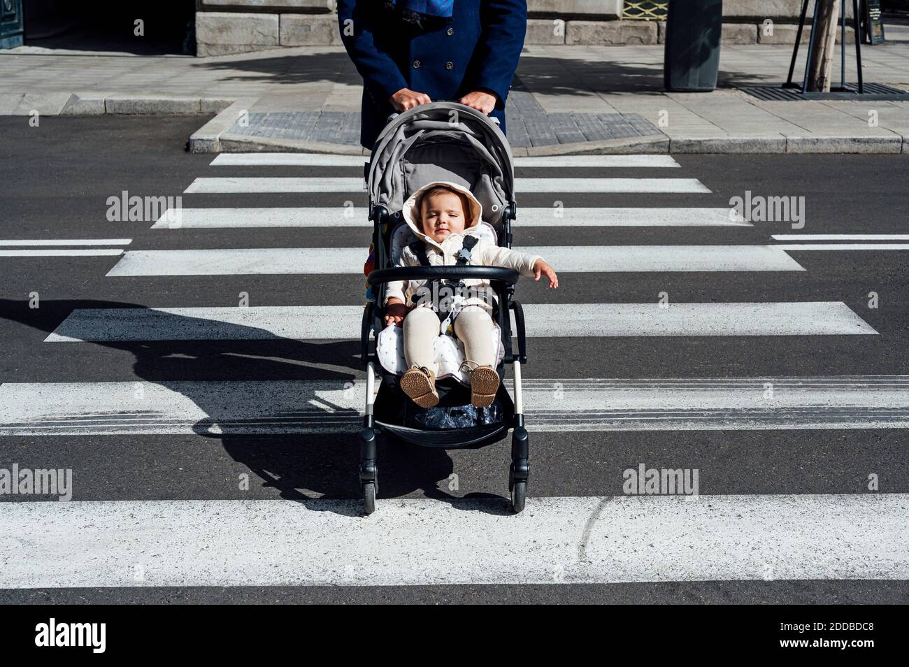 Pere Avec Bebe En Poussette De Bebe Traversant La Route En Ville Photo Stock Alamy