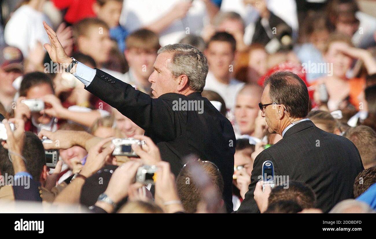 PAS DE FILM, PAS DE VIDÉO, PAS de télévision, PAS DE DOCUMENTAIRE - le président George W. Bush fait campagne à Westlake, Ohio, le jeudi 28 octobre 2004. Photo de Ken Love/Akron Beacon Journal/KRT/ABACA. Banque D'Images