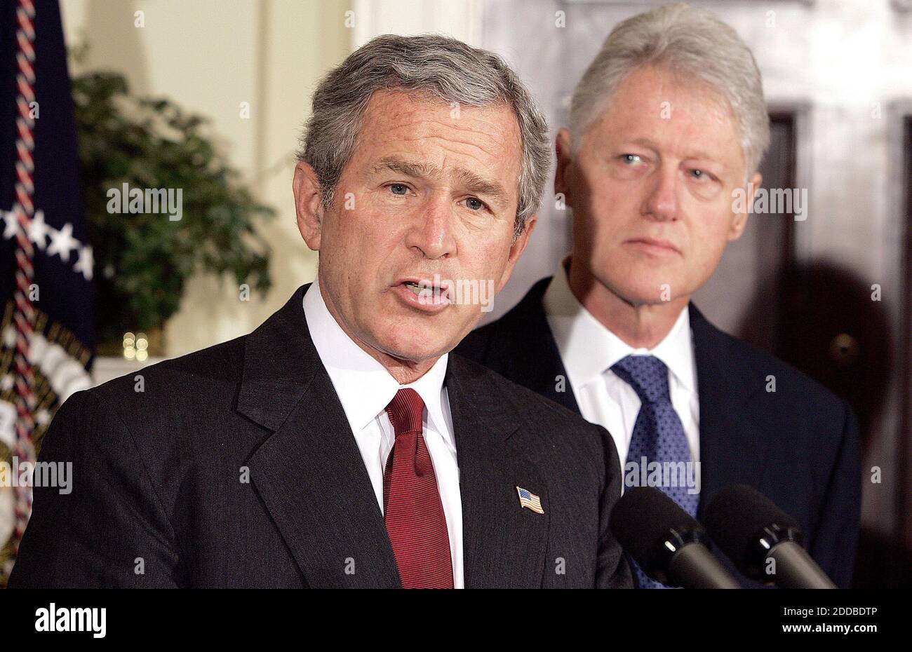 PAS DE FILM, PAS DE VIDÉO, PAS de télévision, PAS DE DOCUMENTAIRE - le président américain George W. Bush , flanqué des anciens présidents Bill Clinton (R) et George H. Bush (L), fait un appel aux Américains pour des dons en faveur des victimes du tsunami de la semaine dernière, alors qu'à la Maison Blanche le 3 janvier 2005. Bush a réuni lundi les anciens présidents George Bush et Clinton pour lancer un appel aux Américains pour qu'ils puissent faire un don aux victimes du tremblement de terre et des tsunamis en Asie du Sud. Le père du président et Clinton mèneront un effort bipartisan de rechercher des dons, petits et grands, pour fournir une aide de secours à des millions de personnes Banque D'Images
