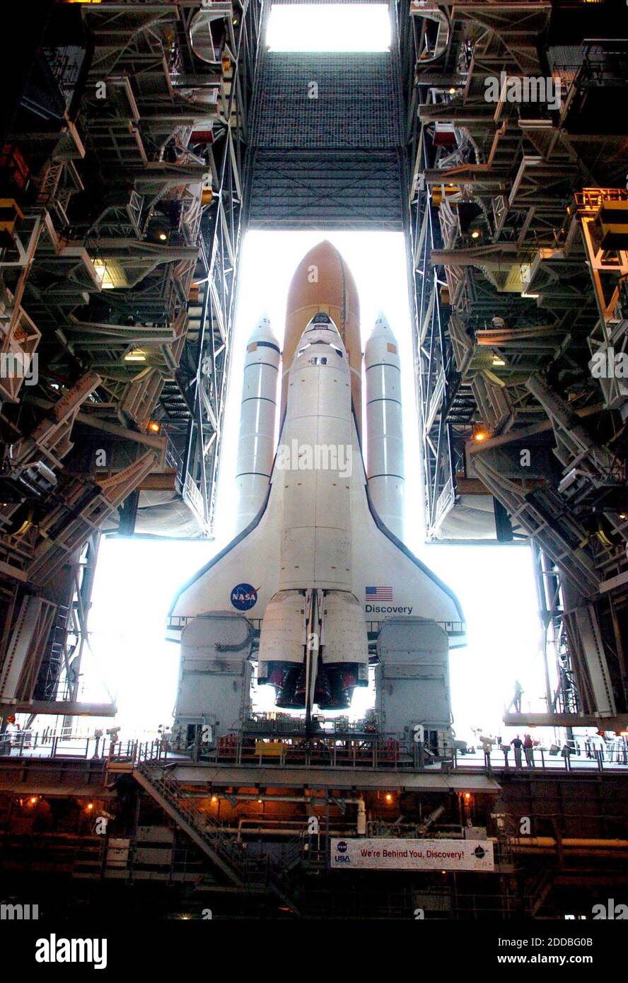 Le 6 avril 2005, au Centre spatial Kennedy, en Floride, la navette spatiale  'Découverte' se trouve au sommet de sa plate-forme de lancement et le  transporteur mobile tout en étant déplacé du