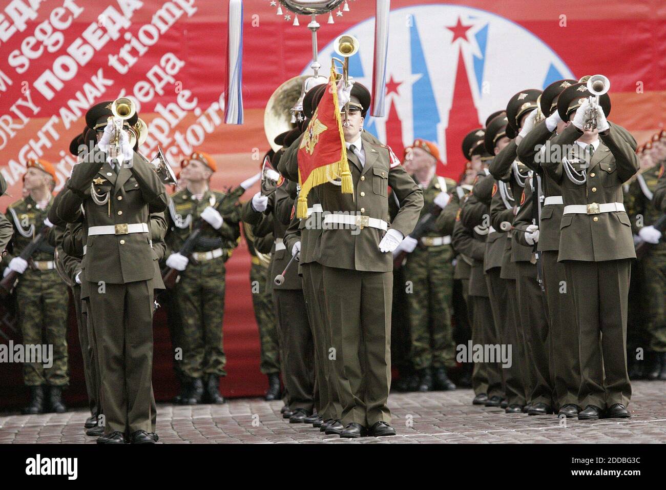 PAS DE FILM, PAS DE VIDÉO, PAS de télévision, PAS DE DOCUMENTAIRE - des groupes militaires se produisent le 9 mai 2005 sur la place Rouge de Moscou en Russie, alors que la Russie commémore le 60e anniversaire de la fin de la Seconde Guerre mondiale Photo de KRT /TWH/ABACA. Banque D'Images