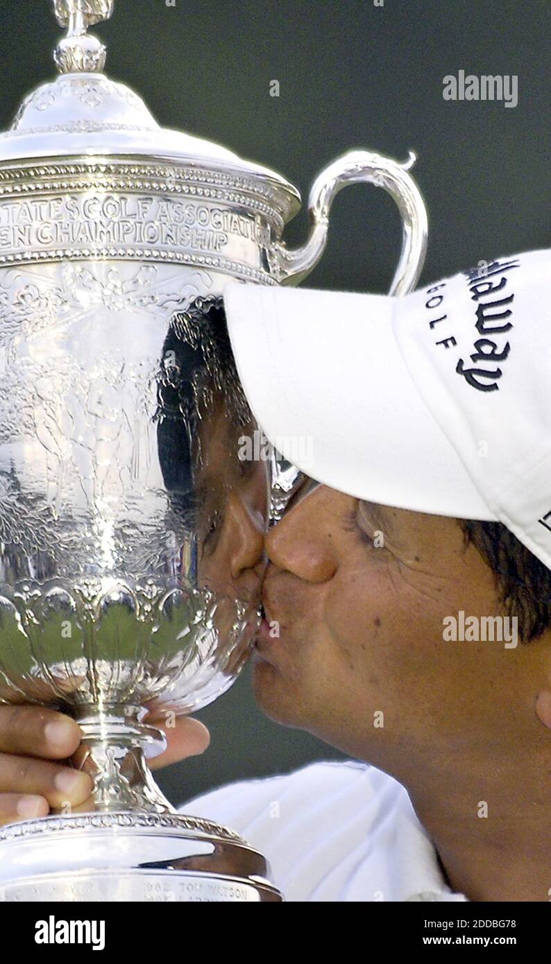 PAS DE FILM, PAS DE VIDÉO, PAS de TV, PAS DE DOCUMENTAIRE - Michael Campbell embrasse le trophée américain après qu'il a gagné l'US Open à Pinehurst No. 2 à Pinehurst, Caroline du Nord, le 19 juin 2005. Photo de Christopher A. Record/Charlotte observer/KRT/CAMELEON/ABACA Banque D'Images