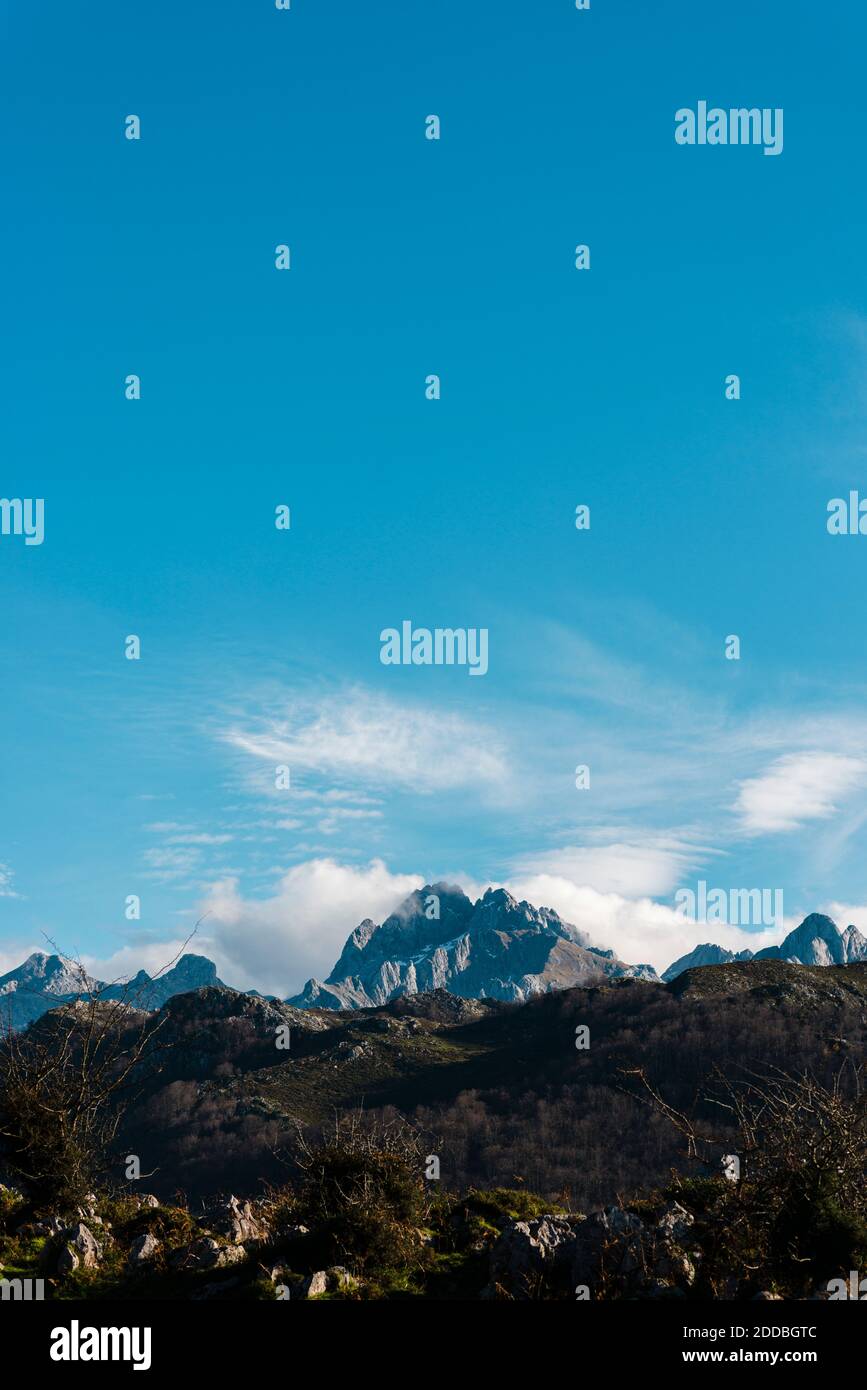 Ciel bleu clair sur le pic dans Picos de Europa pendant automne Banque D'Images