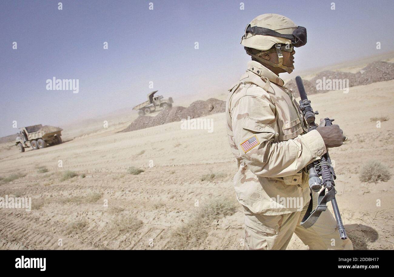 PAS DE FILM, PAS DE VIDÉO, PAS de TV, PAS DE DOCUMENTAIRE - SGT Anthony Davis, de Los Angeles, Californie, avec la 173e combat support Company, fournit la sécurité comme membres de la compagnie continue avec la construction de routes à l'extérieur de Camp Wolverine dans le sud de la province de Zabol, Afghanistan, le 9 août 2005. La nouvelle route qui reliera Suri à la capitale provinciale de Qalat. Photo de Tom Pennington/fort Worth Star-Telegram/KRT/ABACAPRESS.COM. Banque D'Images