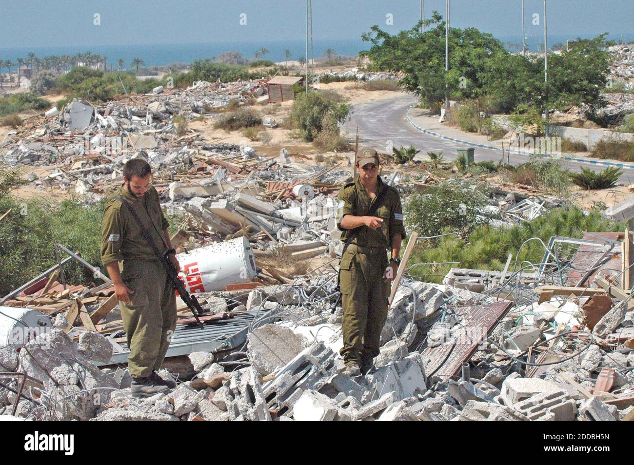 PAS DE FILM, PAS DE VIDÉO, PAS de télévision, PAS DE DOCUMENTAIRE - deux soldats israéliens marchent parmi les décombres de ce qui était auparavant la ville de Peat Seda dans la bande de Gaza, le lundi 22 août 2005. La colonie a été complètement démolie en quelques jours. Photo de Yossi Zambir/Flash 90/KRT/ABACAPRESS.COM. Banque D'Images