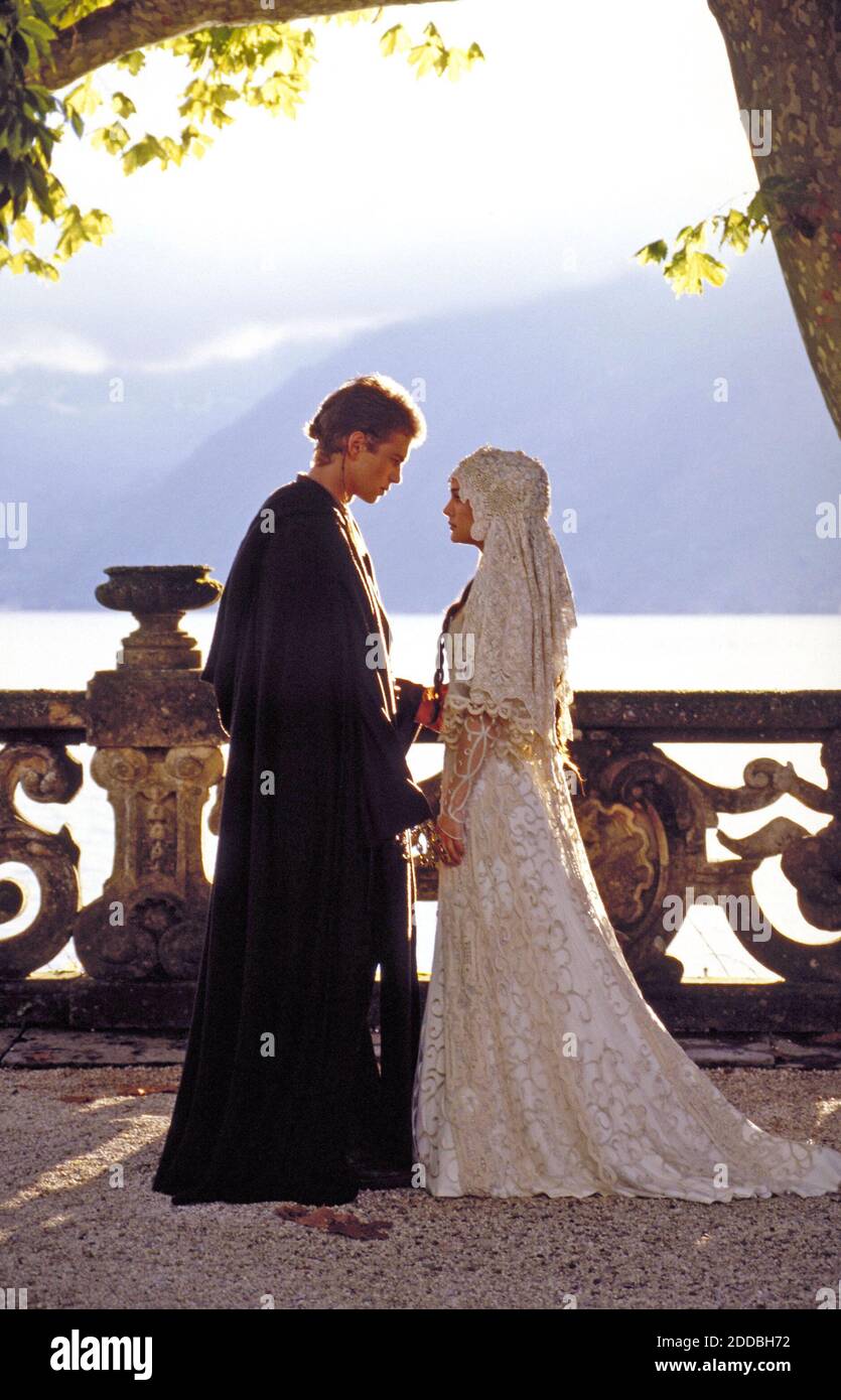 PAS DE FILM, PAS DE VIDÉO, PAS de TV, PAS DE DOCUMENTAIRE - Anakin Skywalker (Hayden Christensen) et Padme Amidala (Natalie Portman) se marient dans Star Wars Episode II : attaque des clones. Photo par KRT/ABACAPRESS.COM Banque D'Images