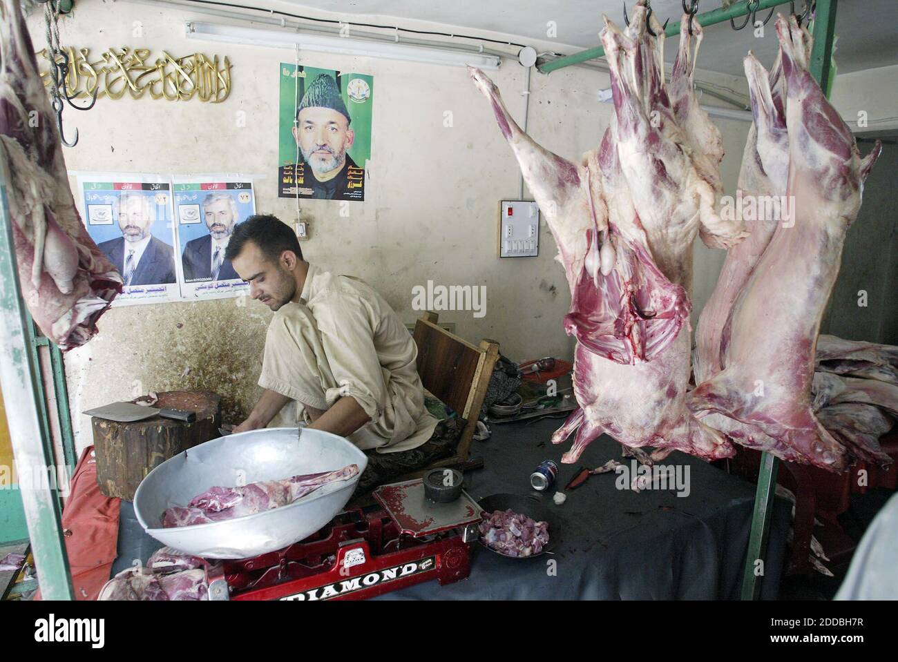 PAS DE FILM, PAS DE VIDÉO, PAS de télévision, PAS DE DOCUMENTAIRE - les affiches de campagne remplissent les murs d'un boucher à Kaboul, en Afghanistan, le 13 août 2005, alors que les candidats se préparent pour les prochaines élections parlementaires le mois prochain. Photo de Tom Pennington/fort Worth Star Telegram/KRT/ABACAPRESS.COM Banque D'Images