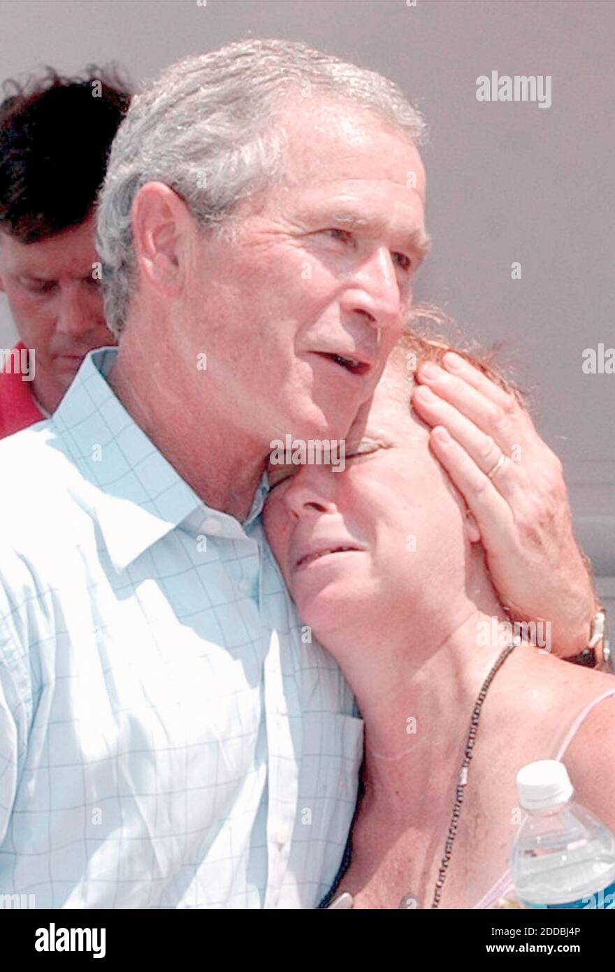 PAS DE FILM, PAS DE VIDÉO, PAS de TV, PAS DE DOCUMENTAIRE - le président américain George W. Bush réconforte Debra Foster comme elle passe par la ligne alimentaire de l'Armée du Salut à point Cadet à Biloxi, Mississippi, États-Unis, le vendredi après-midi, le 2 septembre 2005. Le président a fait une tournée en Alabama, au Mississippi et en Louisiane, en examinant les dégâts causés par l'ouragan Katrina. Photo de Tim Isbell/Biloxi Sun Herald/KRT/ABACAPRESS.COM Banque D'Images