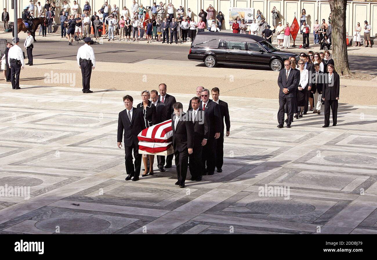 PAS DE FILM, PAS DE VIDÉO, PAS de télévision, PAS DE DOCUMENTAIRE - John Roberts est le porte-étendard du juge en chef des États-Unis, William Rehnquest, comme son dossier est porté à la Cour suprême à Washington, DC, le 6 septembre 2005. Roberts, qui a été greffier de Rehnquist, a été nommé pour le remplacer à titre de juge en chef. Photo de Chuck Kennedy/KRT/ABACAPRESS.COM Banque D'Images