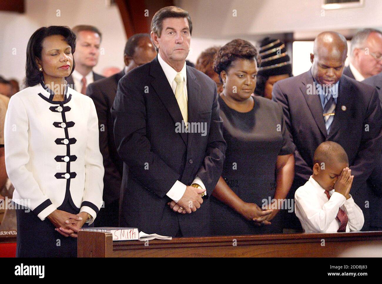 PAS DE FILM, PAS DE VIDÉO, PAS de TV, PAS DE DOCUMENTAIRE - (L-R) Secrétaire d'État Condoleezza Rice, gouverneur de l'Alabama Bob Riley, femme du Conseil Prichard Earline Martin-Harris et Charles Harris, 6 ans, prient à l'église Pilgrim Rest de Prichard, Alabama, le dimanche 4 septembre 2005. Le secrétaire d'État a visité les régions touchées par l'ouragan Katrina. Photo de Nuri Vallbona/Miami Herald/KRT/ABACAPRESS.COM. Banque D'Images