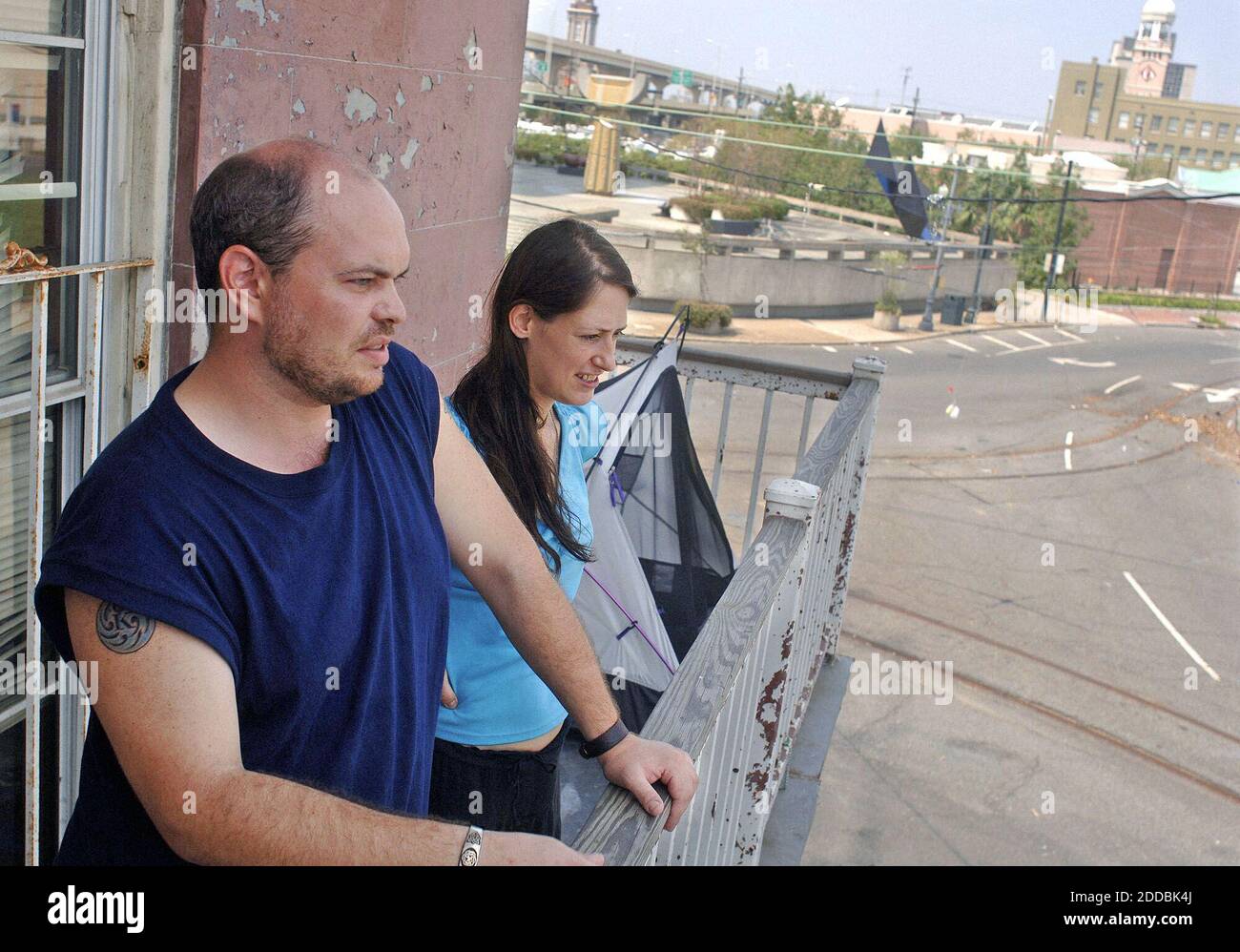 PAS DE FILM, PAS DE VIDÉO, PAS de TV, PAS DE DOCUMENTAIRE - John Clarke et Heidi Ochs regardent de leur balcon donnant sur Lee Circle le dimanche 18 septembre 2005, ils ont passé plusieurs nuits dans la tente visible à droite. Le barman du quartier français Ochs a rencontré l'ex-pat irlandais et le récent résident de la Nouvelle-Orléans dans son bar et l'a invité à s'asseoir avec elle sur l'ouragan. L'amour s'est épanouie pendant les jours de survie qui ont suivi. Photo de Ian McVea/fort Worth Star Telegram/KRT/ABACAPRESS.COM Banque D'Images