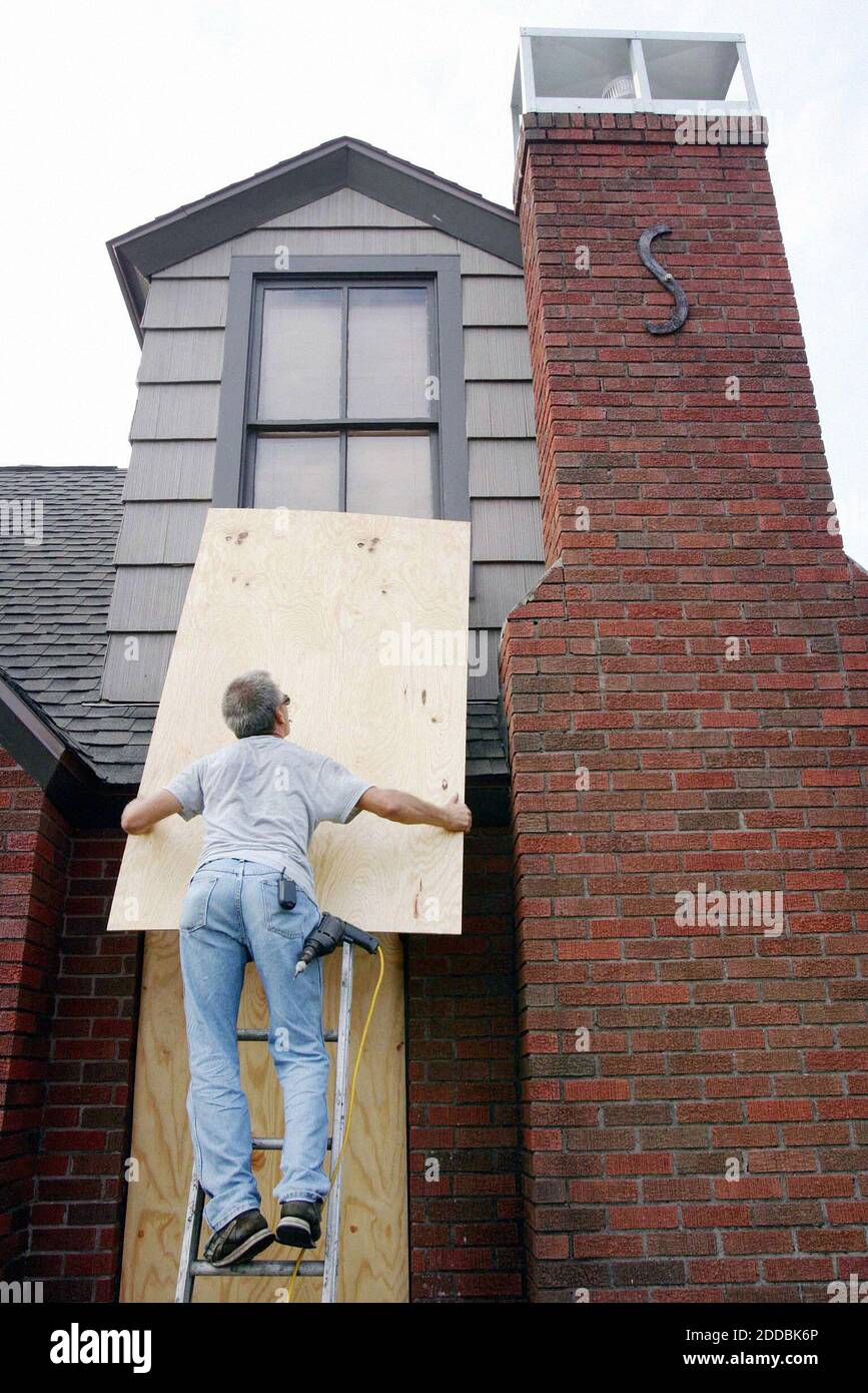 PAS DE FILM, PAS DE VIDÉO, PAS de TV, PAS DE DOCUMENTAIRE - BRET Johnson couvre les fenêtres de sa maison le mercredi 21 septembre 2005. La maison est située à quelques pâtés de maisons de la digue à Galveston, Texas. Photo de Rodger Mallison/fort Worth Star Telegram/KRT/ABACAPRESS.COM Banque D'Images