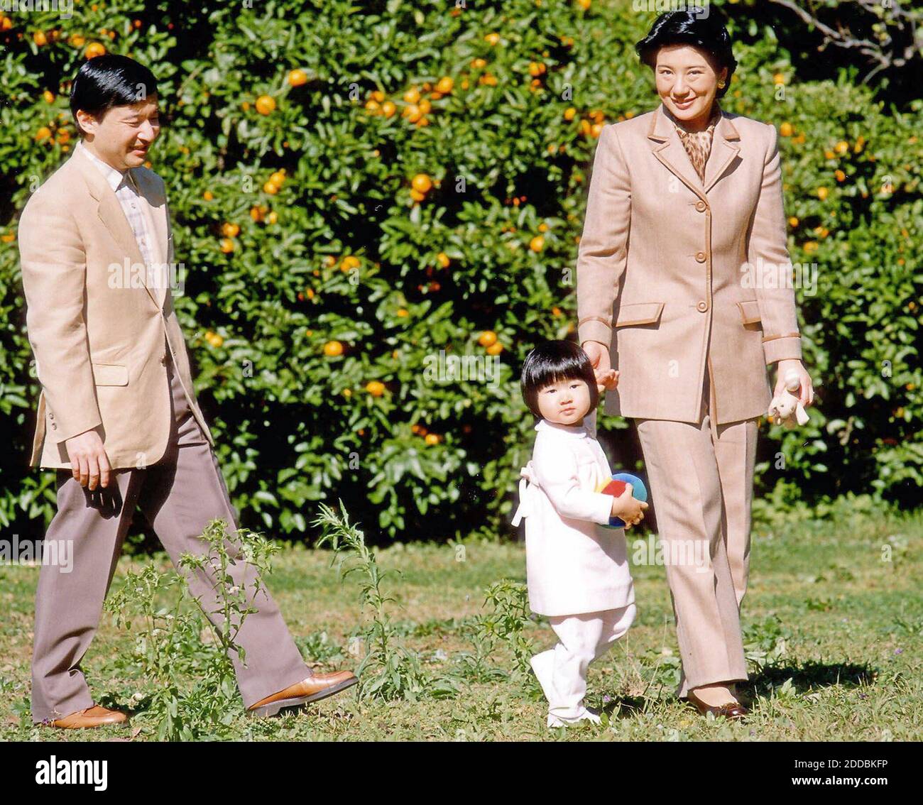 PAS DE FILM, PAS DE VIDÉO, PAS de télévision, PAS DE DOCUMENTAIRE - le prince Naruhito et la princesse Masako du Japon marchent avec leur fille, la princesse Aiko, à Tokyo, au Japon, le 2003 novembre. La princesse Masako a dû faire face à des pressions pour produire un héritier mâle du trône de Chrysanthemum menaçant une monarcy héréditaire qui remonte à 125 générations, le 20 février 2004. Photo par Imperial Household Agency/KRT/ABACAPRESS.COM Banque D'Images