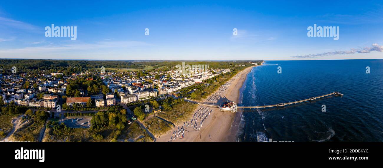 Allemagne, Mecklembourg-Poméranie occidentale, Heringsdorf, panorama aérien de la plage et ville côtière à l'aube Banque D'Images