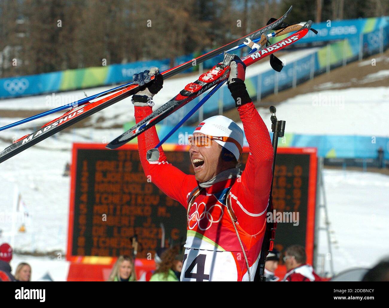 PAS DE FILM, PAS DE VIDÉO, PAS de TV, PAS DE DOCUMENTAIRE - Halvard Hanevold de Norvège célèbre sa médaille de bronze après la compétition de biathlon individuel de 20 KM masculin aux Jeux Olympiques d'hiver de 2006 à Turin, Italie le samedi 11 février 2006. Photo de Sherri LaRose/ St. Paul Pioneer Press/KRT/CAMELEON/ABACAPRESS.COM Banque D'Images