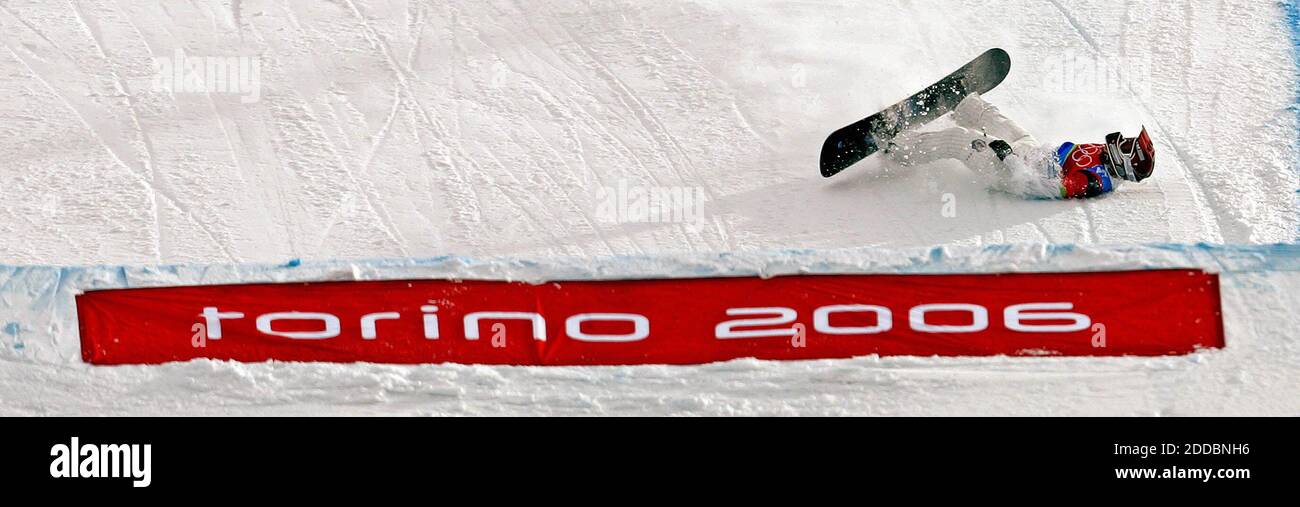 PAS DE FILM, PAS DE VIDÉO, PAS de TV, PAS DE DOCUMENTAIRE - Lindsey Jacobellis des Etats-Unis tombe après avoir tenu la tête lors de la compétition de la Croix de Snowboard des dames des Jeux Olympiques d'hiver de 2006 à Bardonecchia, en Italie, le 17 février 2006. Jacobellis a terminé avec la médaille d'argent. Tanja Frieden, de Suisse, a gagné l’or et Dominique Maltais, du Canada, a gagné le bronze. Photo de Joe Rimkus Jr./Miami Herald/KRT/Cameleon/ABACAPRESS.COM Banque D'Images