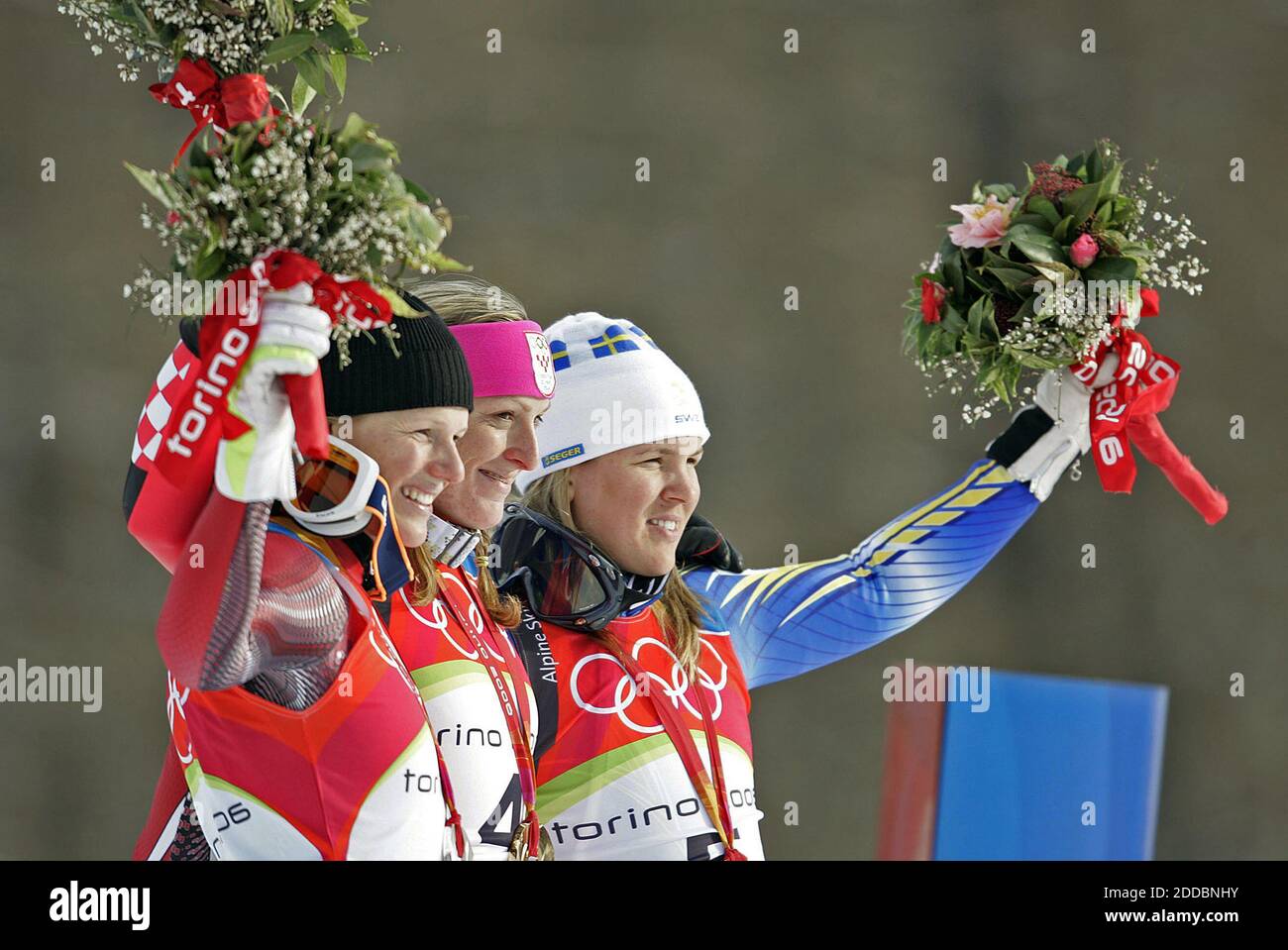 PAS DE FILM, PAS DE VIDÉO, PAS de télévision, PAS DE DOCUMENTAIRE - les médaillés (de gauche à droite) Naja Paterson, Silver, Janica Kostelic, Gold en Croatie et Emily Brydon, en bronze au Canada, célèbrent ensemble après la compétition de ski alpin combinée Ladies, le samedi 18 février 2006, à San Siciario Fraiteve, en Italie, lors des Jeux olympiques d'hiver de 2006. Photo de Joe Rimkus Jr./Miami Herald/KRT/Cameleon/ABACAPRESS.COM Banque D'Images