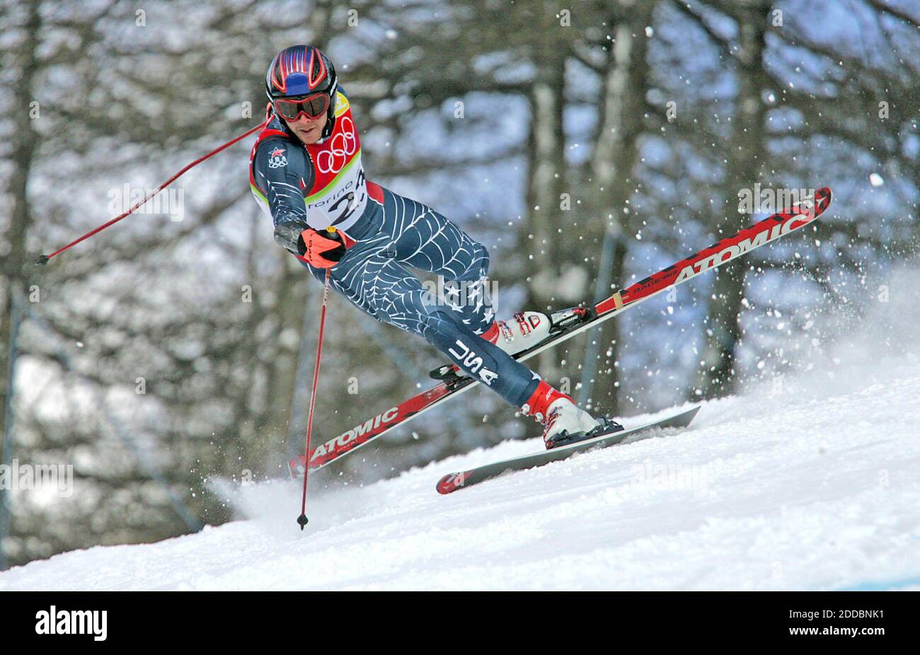 PAS DE FILM, PAS DE VIDÉO, PAS de TV, PAS DE DOCUMENTAIRE - Bode Miller des États-Unis perd le contrôle lors de la compétition de descente du Super-G masculin aux Jeux Olympiques d'hiver de Turin 2006 à Sestriere Borgata, Italie le 18 février 2006. Miller n'a pas terminé la course. Photo de Ron Jenkins./ fort Worth Star-Telegram/ KRT/Cameleon/ABACAPRESS.COM Banque D'Images