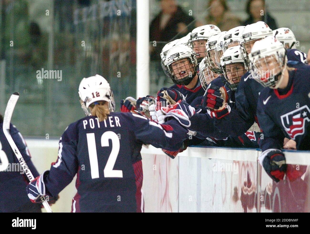 PAS DE FILM, PAS DE VIDÉO, PAS de TV, PAS DE DOCUMENTAIRE - l'équipe de hockey féminine américaine félicite son coéquipier Jenny Potter (12) lors de la victoire de l'équipe sur la Finlande en 4-0 pour remporter la médaille de bronze aux Jeux olympiques d'hiver de 2006 à Turin, en Italie, le lundi 20 février 2006. Photo de Sherri LaRose/St. Paul Pioneer Press/KRT/Cameleon/ABACAPRESS.COM Banque D'Images