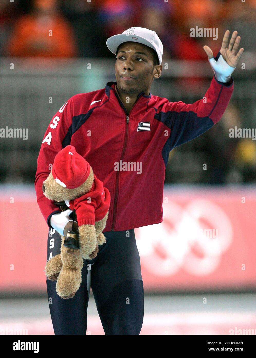 PAS DE FILM, PAS DE VIDÉO, PAS de TV, PAS DE DOCUMENTAIRE - Shani Davis des Etats-Unis célèbre après avoir remporté la médaille d'or dans le Skating de vitesse hommes 1000 M le 18 février 2006 à Oval Lingotto aux XX Jeux d'hiver OLlympiques à Turin, Italie. Le coéquipier américain Joey cheek a remporté la médaille d'argent et Erben Wennemars des pays-Bas a remporté la médaille de bronze. Photo de Barbara Johnston/Philadelphia Inquirer/KRT/Cameleon/ABACAPRESS.COM Banque D'Images