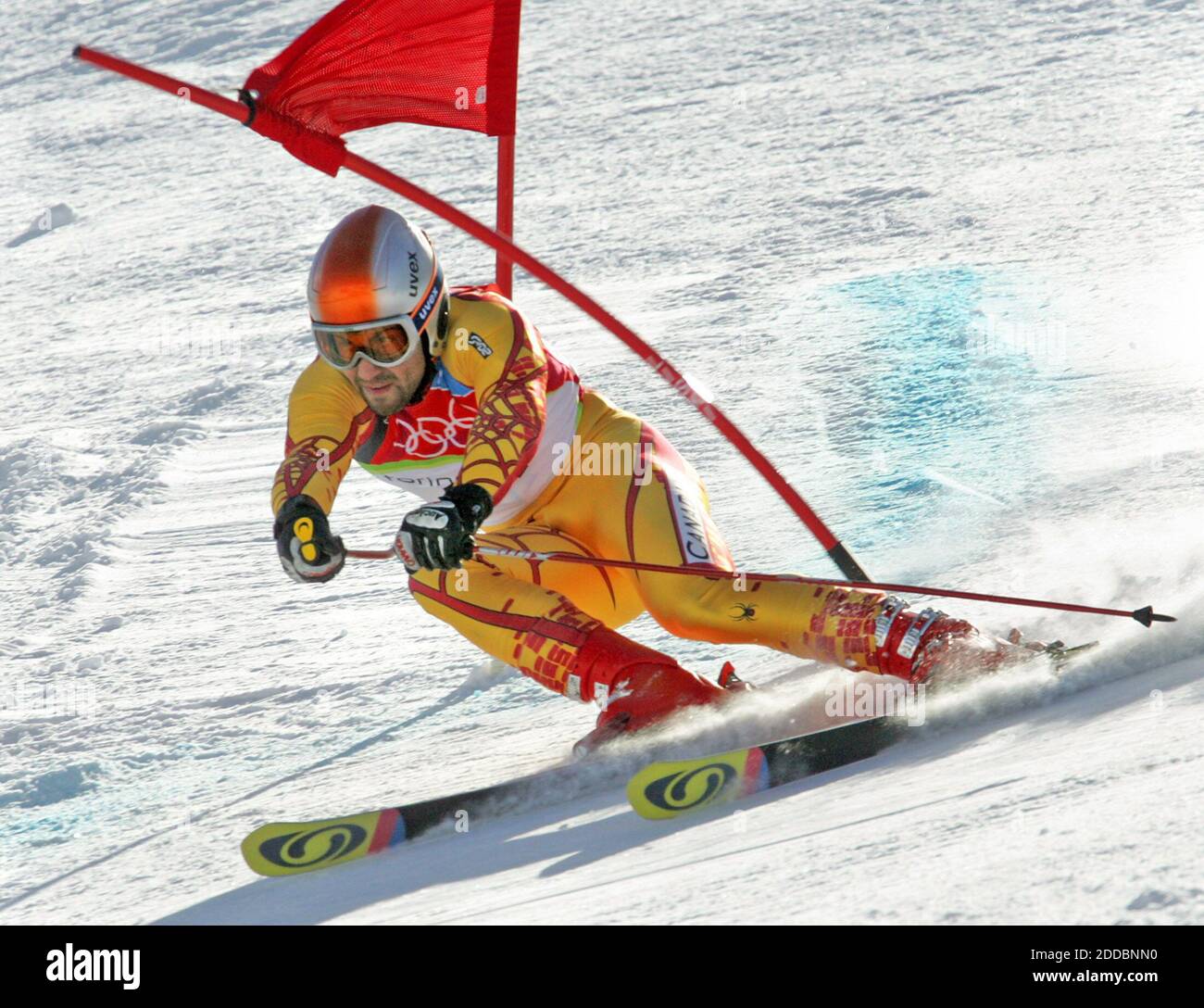 PAS DE FILM, PAS DE VIDÉO, PAS de télévision, PAS DE DOCUMENTAIRE - François Bourque du Canada fait un ski sur le terrain lors de sa première course du slalom géant masculin à Sestriere Colle, aux XXes Jeux Olympiques d'hiver, à Turin, en Italie, le 20 février 2006. Photo de Ron Jenkins./ fort Worth Star-Telegram/ KRT/Cameleon/ABACAPRESS.COM Banque D'Images