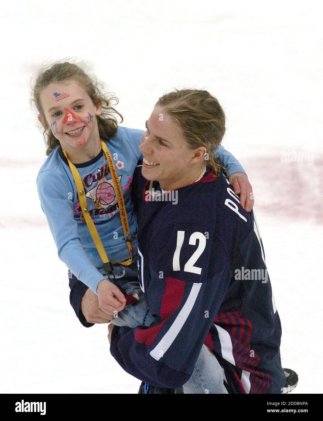 PAS DE FILM, PAS DE VIDÉO, PAS de TV, PAS DE DOCUMENTAIRE - Jenny Potter (12), d'Anoka, Minnesota, porte sa fille Madison après que l'équipe de hockey féminine américaine a battu la Finlande 4-0 pour remporter la médaille de bronze aux Jeux olympiques d'hiver de 2006 à Turin, Italie, le lundi 20 février 2006. Photo de Sherri LaRose/St. Paul Pioneer Press/KRT/Cameleon/ABACAPRESS.COM Banque D'Images